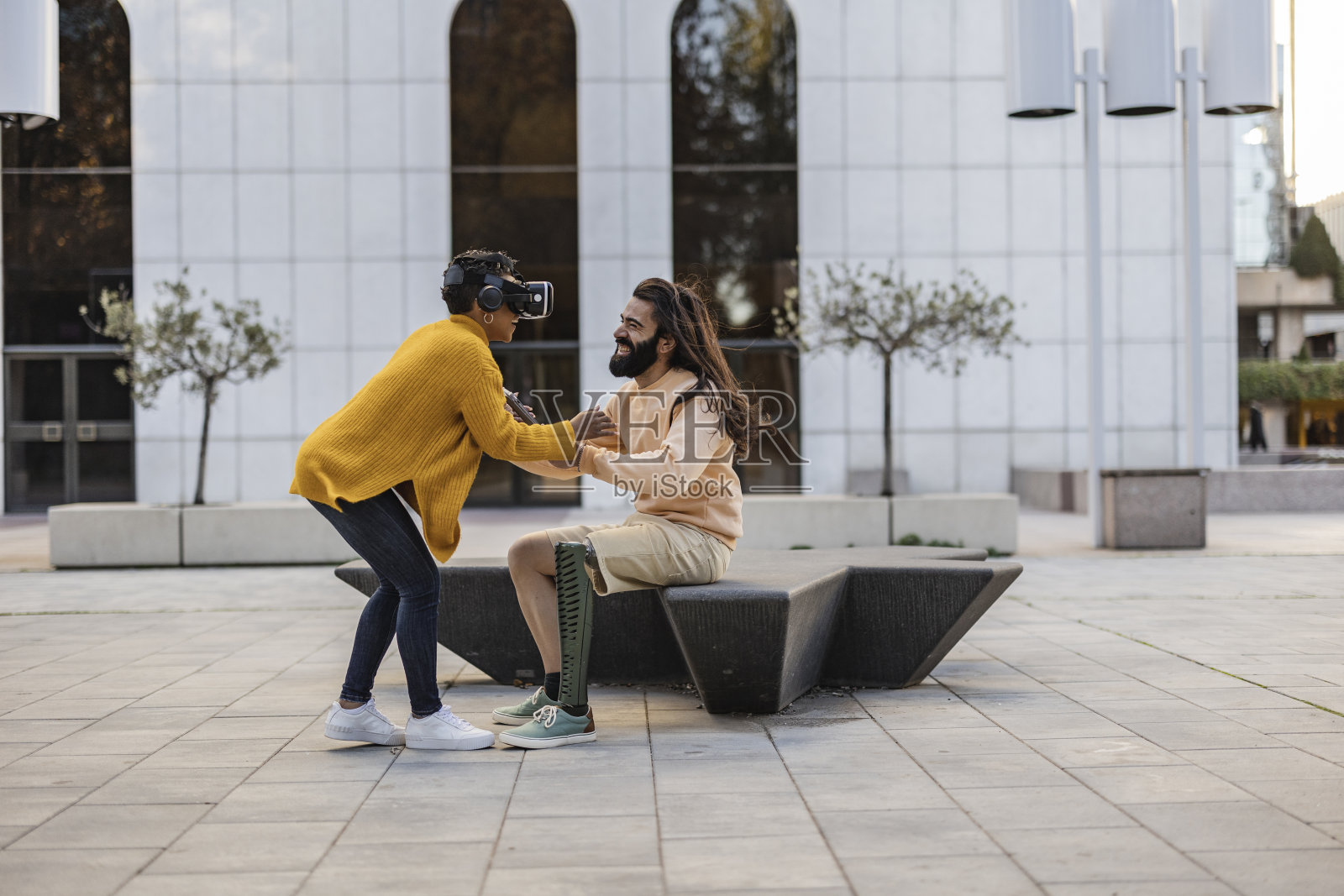 夫妇在户外享受虚拟现实体验照片摄影图片