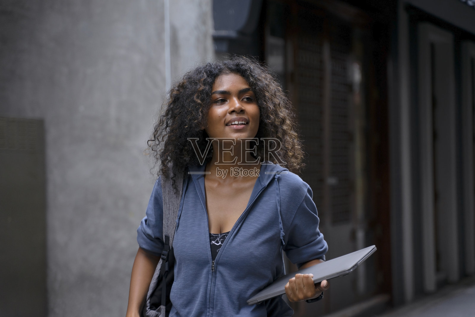 年轻的黑人女学生住在城里。照片摄影图片