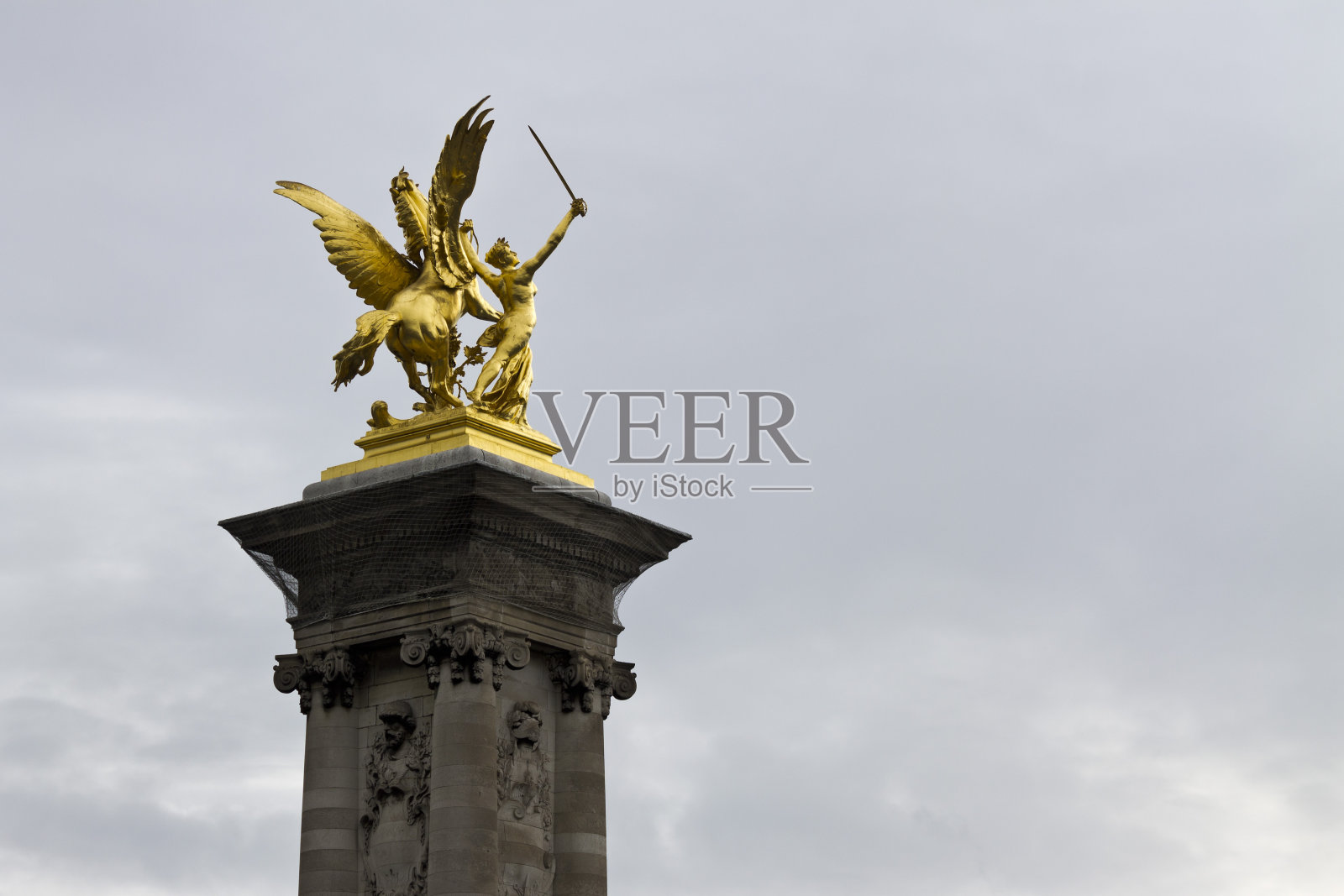 法国巴黎亚历山大三世桥上的金像照片摄影图片