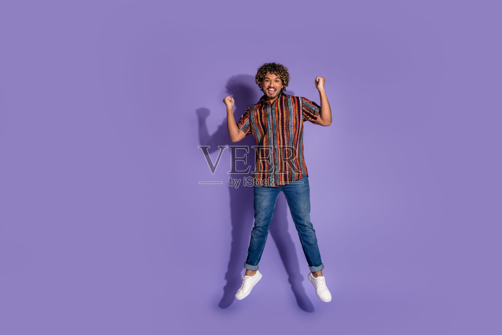 全尺寸照片满意欣喜若狂的男人穿着印花衬衫牛仔裤跳赢赌博尖叫耶孤立在紫色的背景照片摄影图片