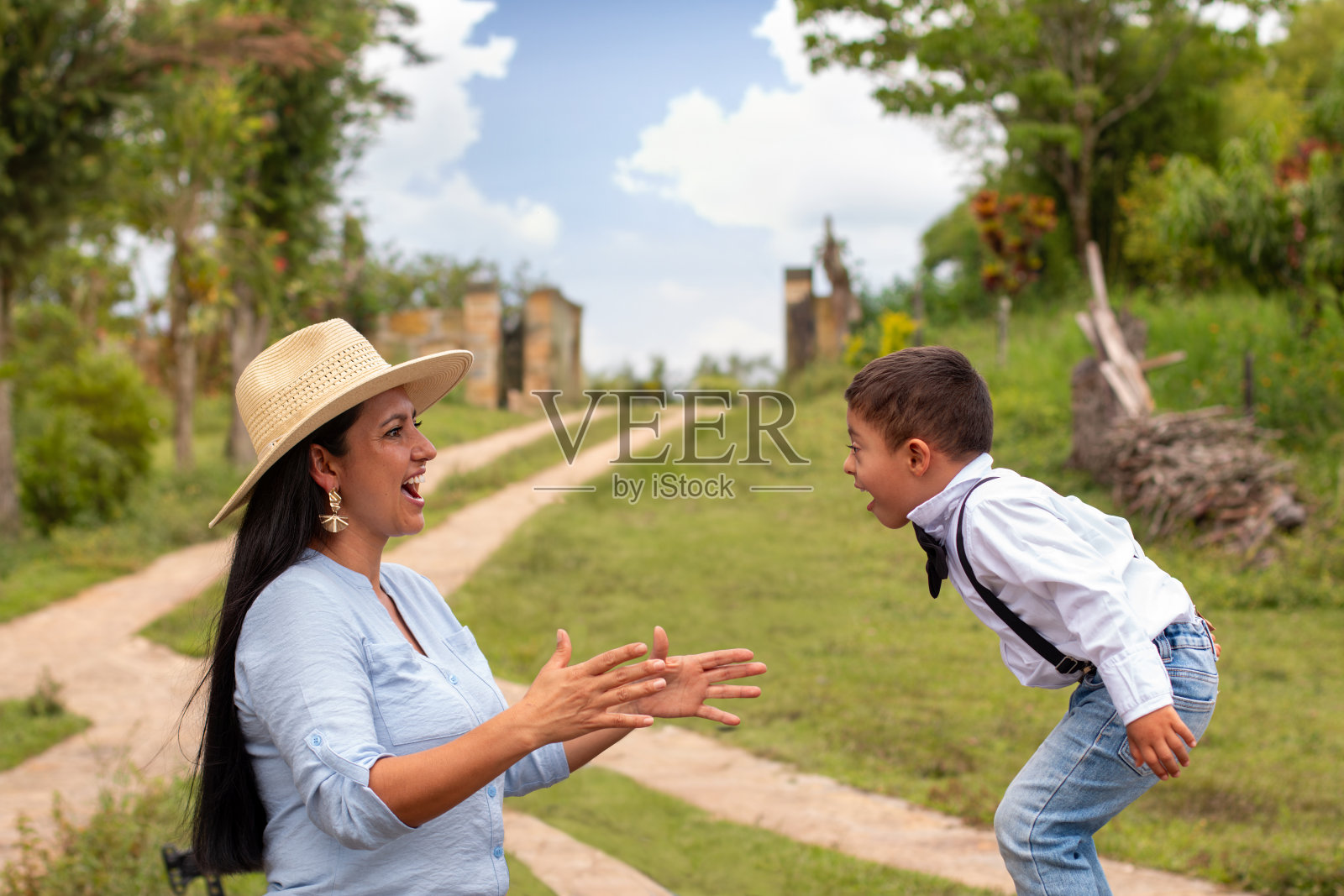 生活方式:患有唐氏综合症的母子在户外玩耍,互相给对方惊喜照片摄影图片
