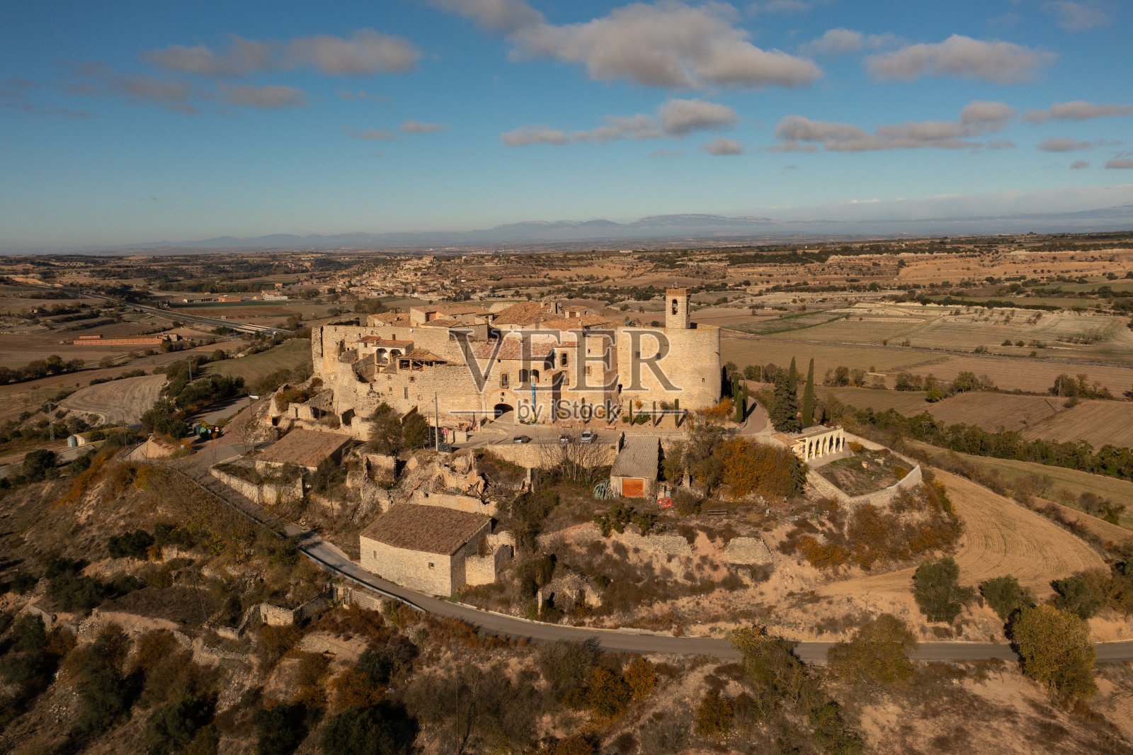 鸟瞰有围墙的蒙特法尔科穆拉拉特镇照片摄影图片