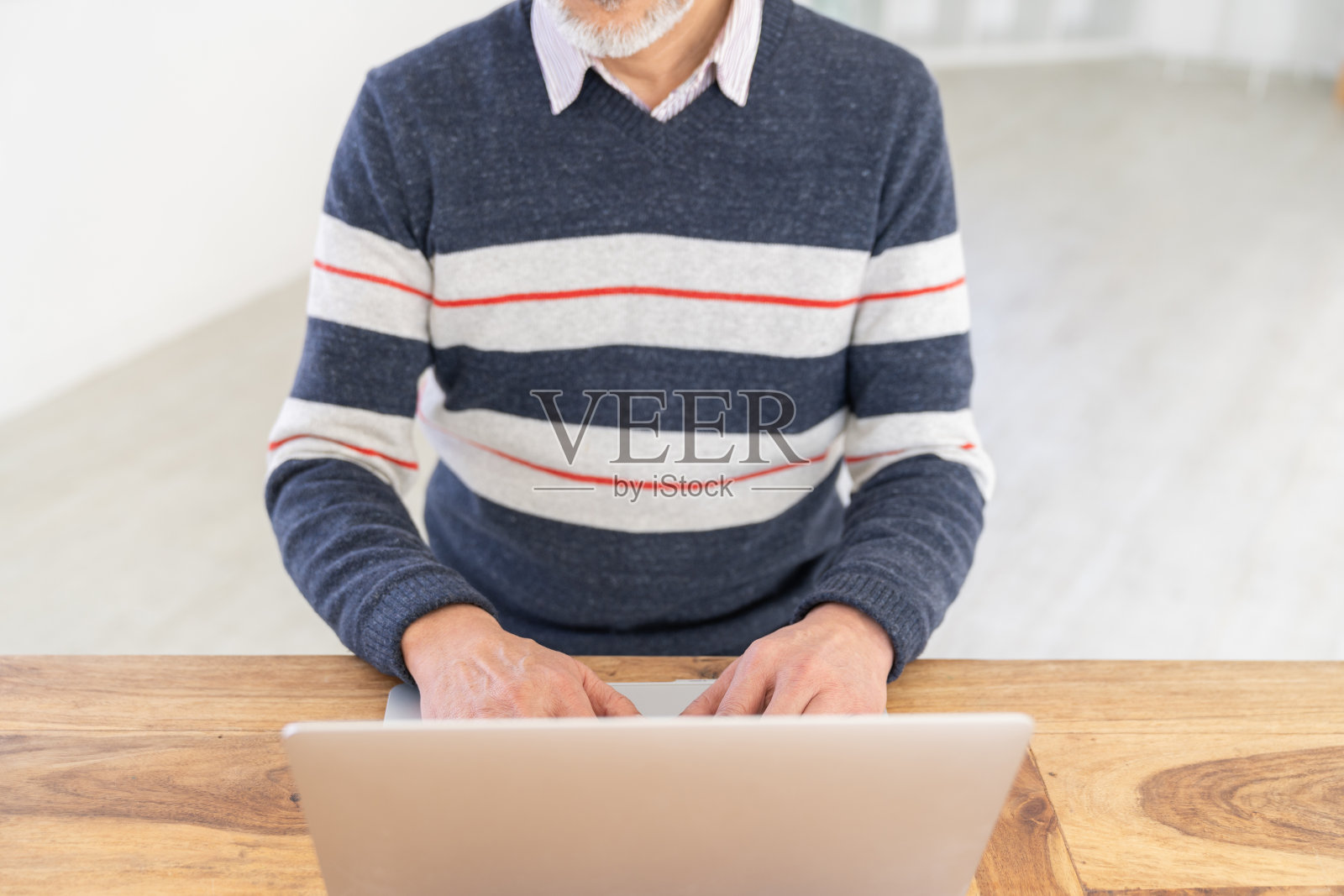 老人用手提电脑,双手照片摄影图片