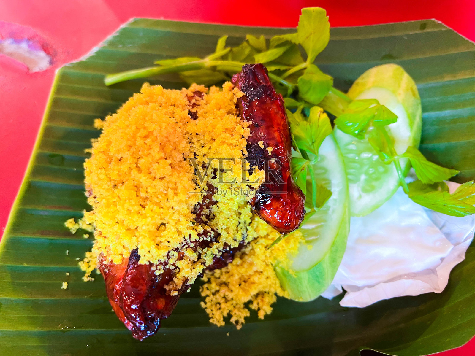 在当地的一家印尼餐馆吃东西照片摄影图片