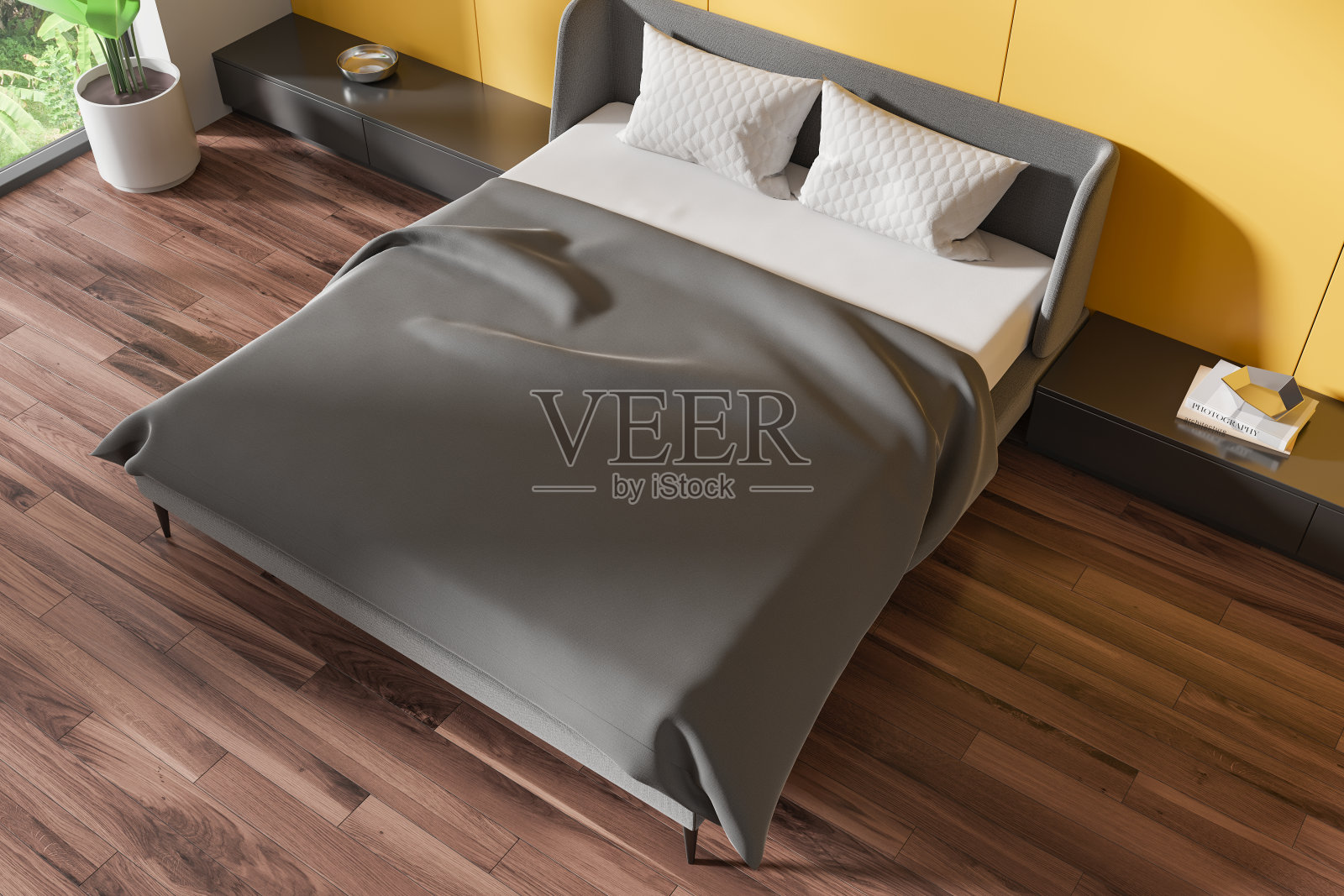 酒店卧室内部的俯视图,有床和床头柜,全景窗户照片摄影图片