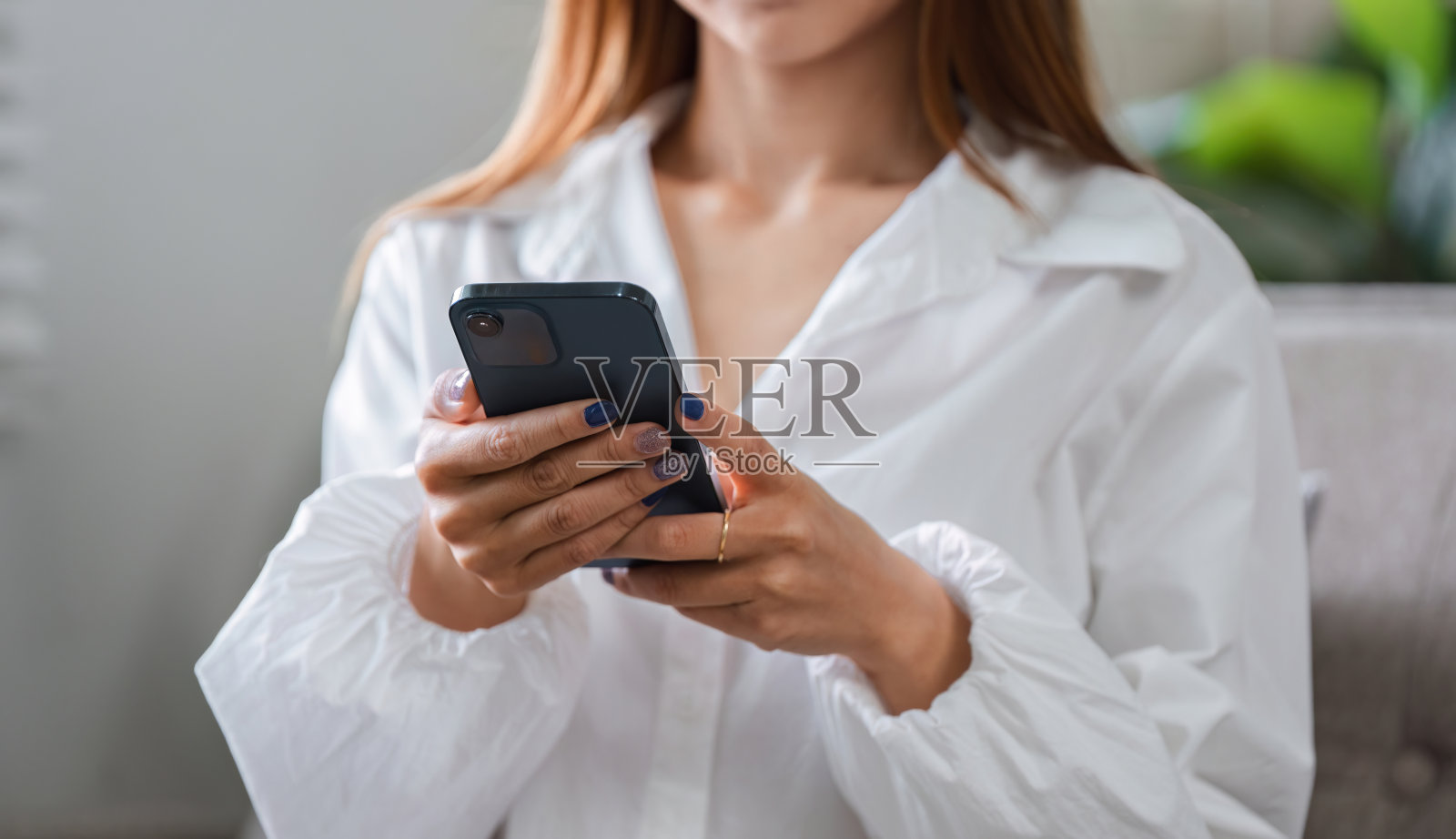 清晨在家中用手机享受休闲时光的女人照片摄影图片