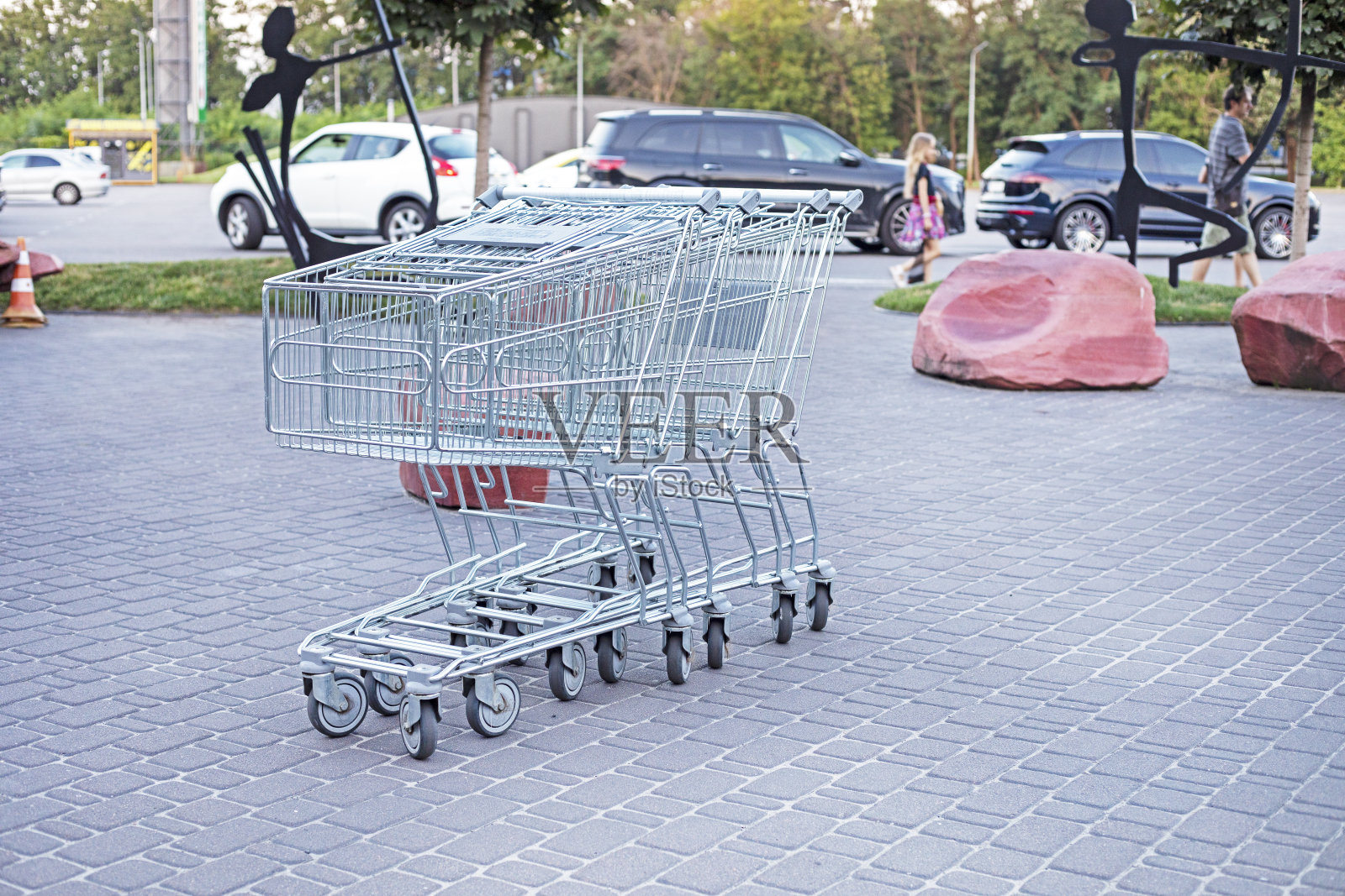 在一家超市外,金属推车上的产品堆叠在一起照片摄影图片