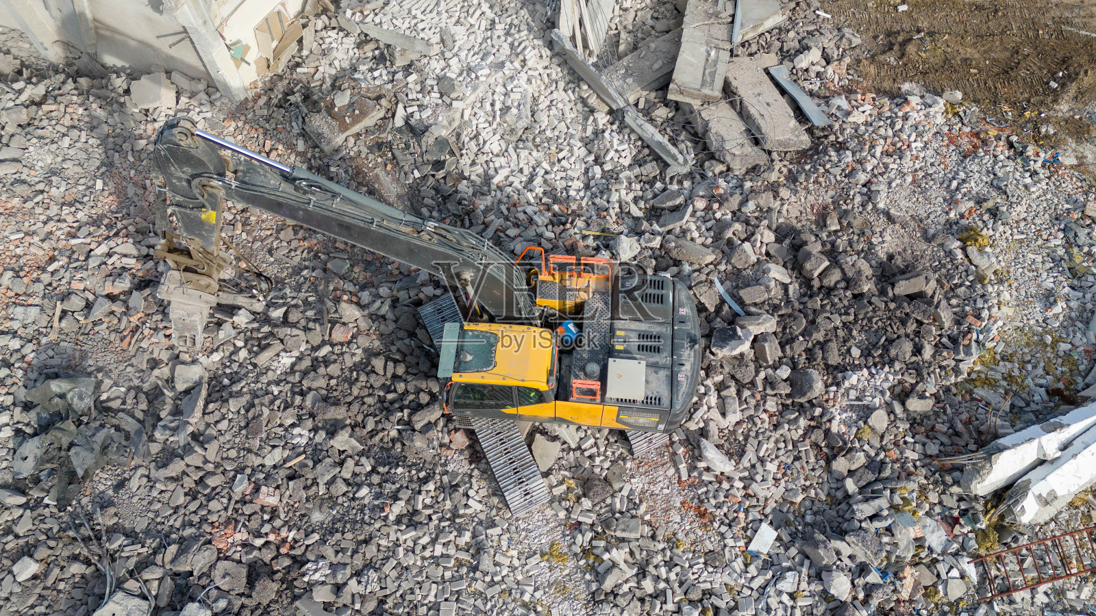 无人机拍摄的机器拆除建筑物在春天的一天照片摄影图片