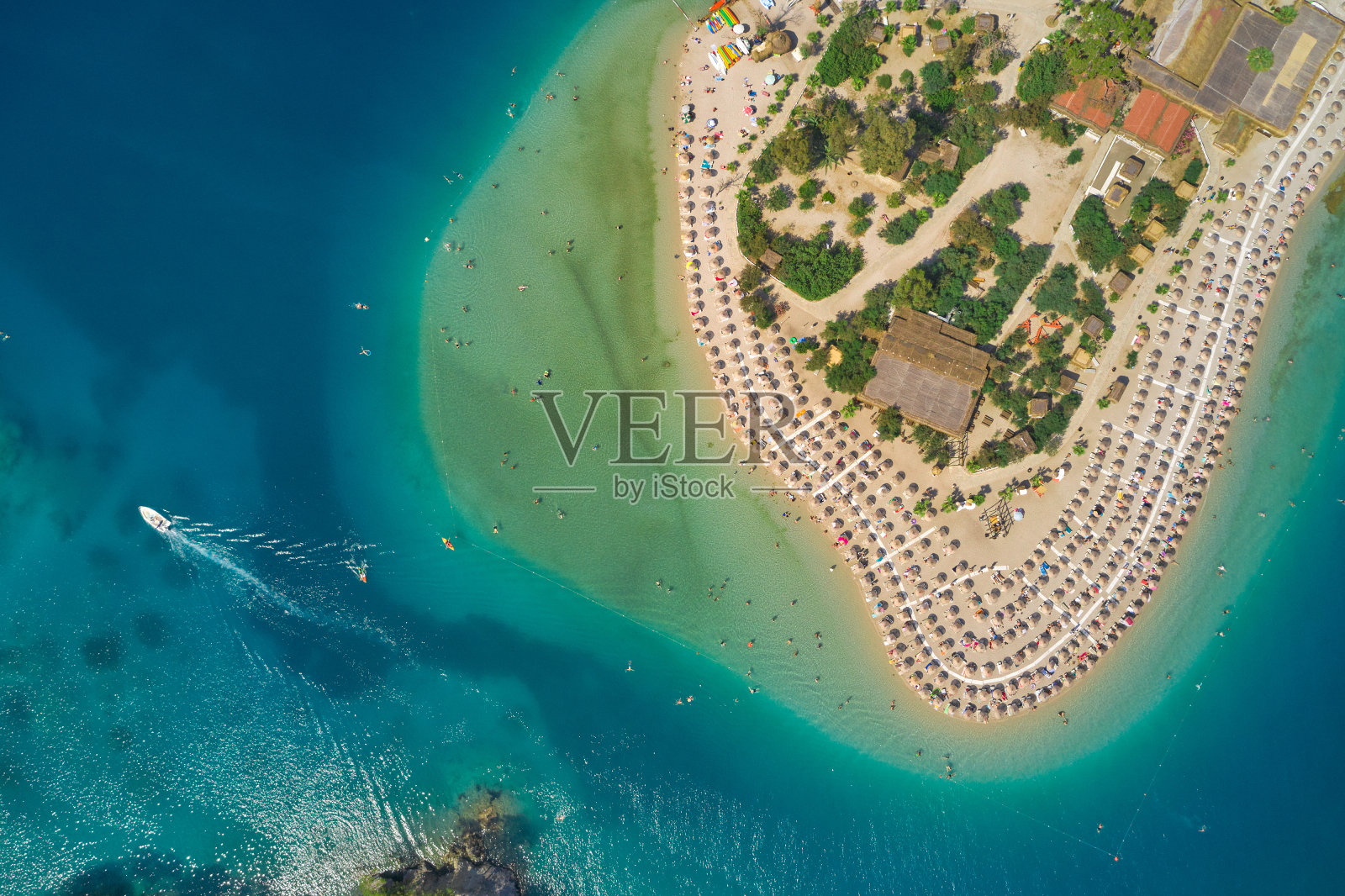 鸟瞰图的海洋泻湖,海滩,船沿着地中海海岸航行。奥卢德尼兹沙滩景观照片摄影图片