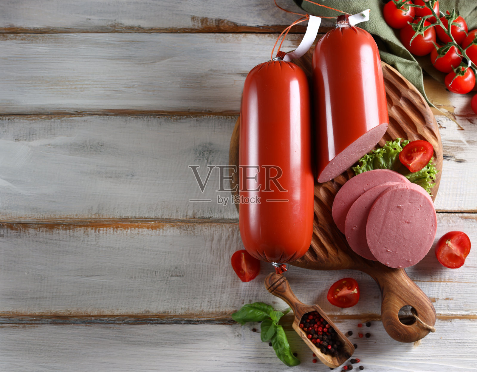 用木板包装的香肠面包照片摄影图片