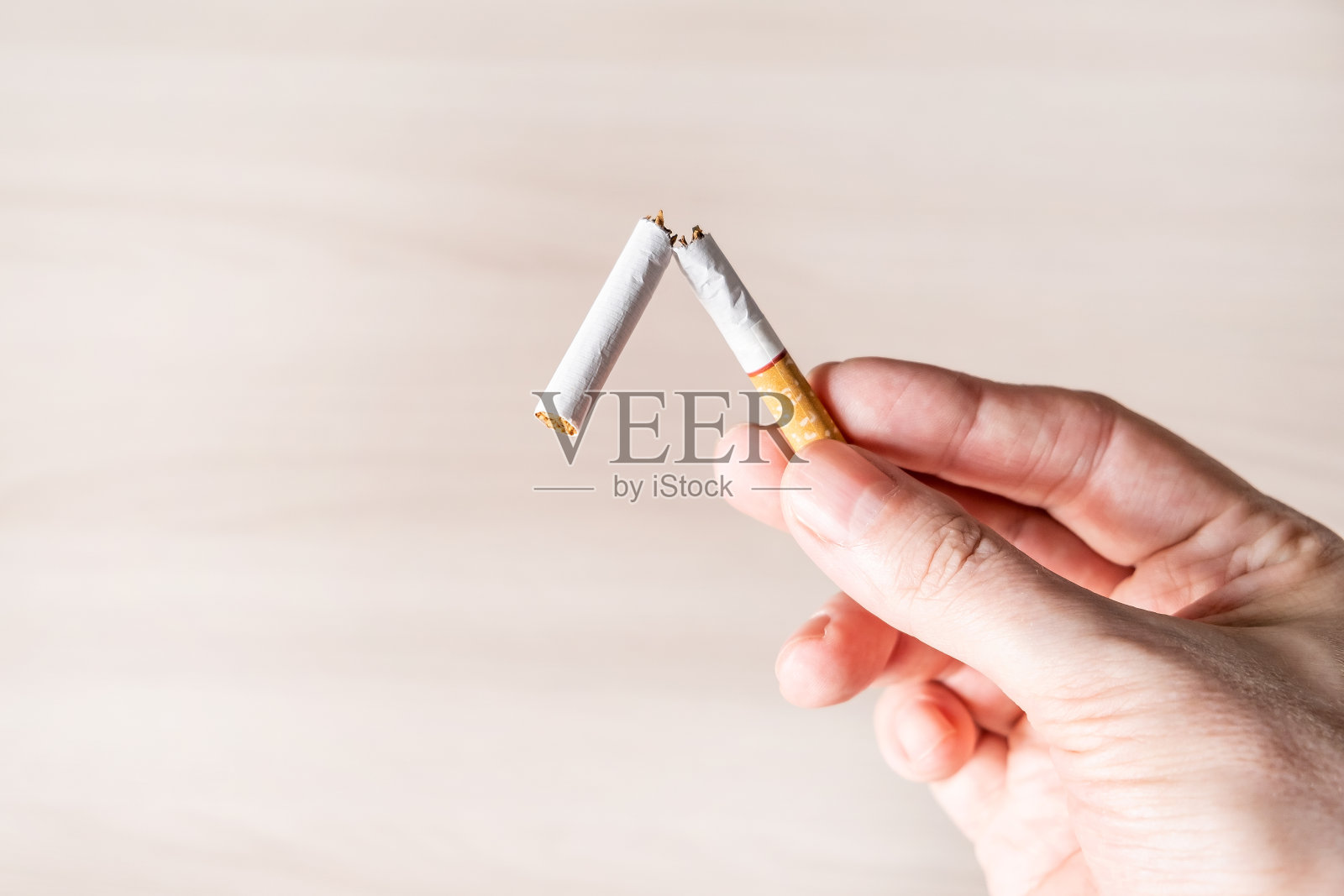 手里的碎香烟特写照片摄影图片