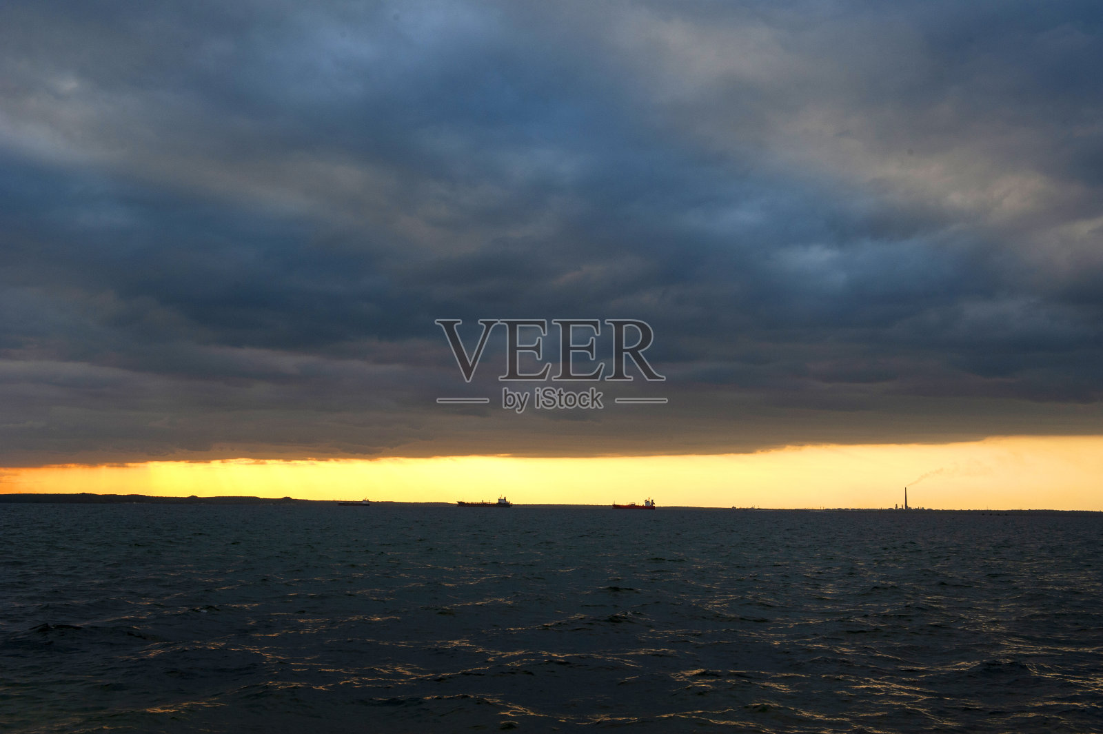 多云天空下的海港和海景照片摄影图片