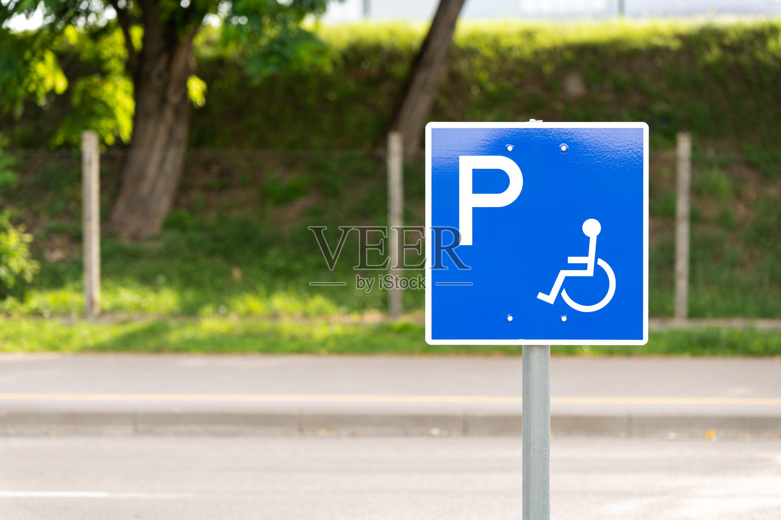 残疾人停车专用交通标志照片摄影图片