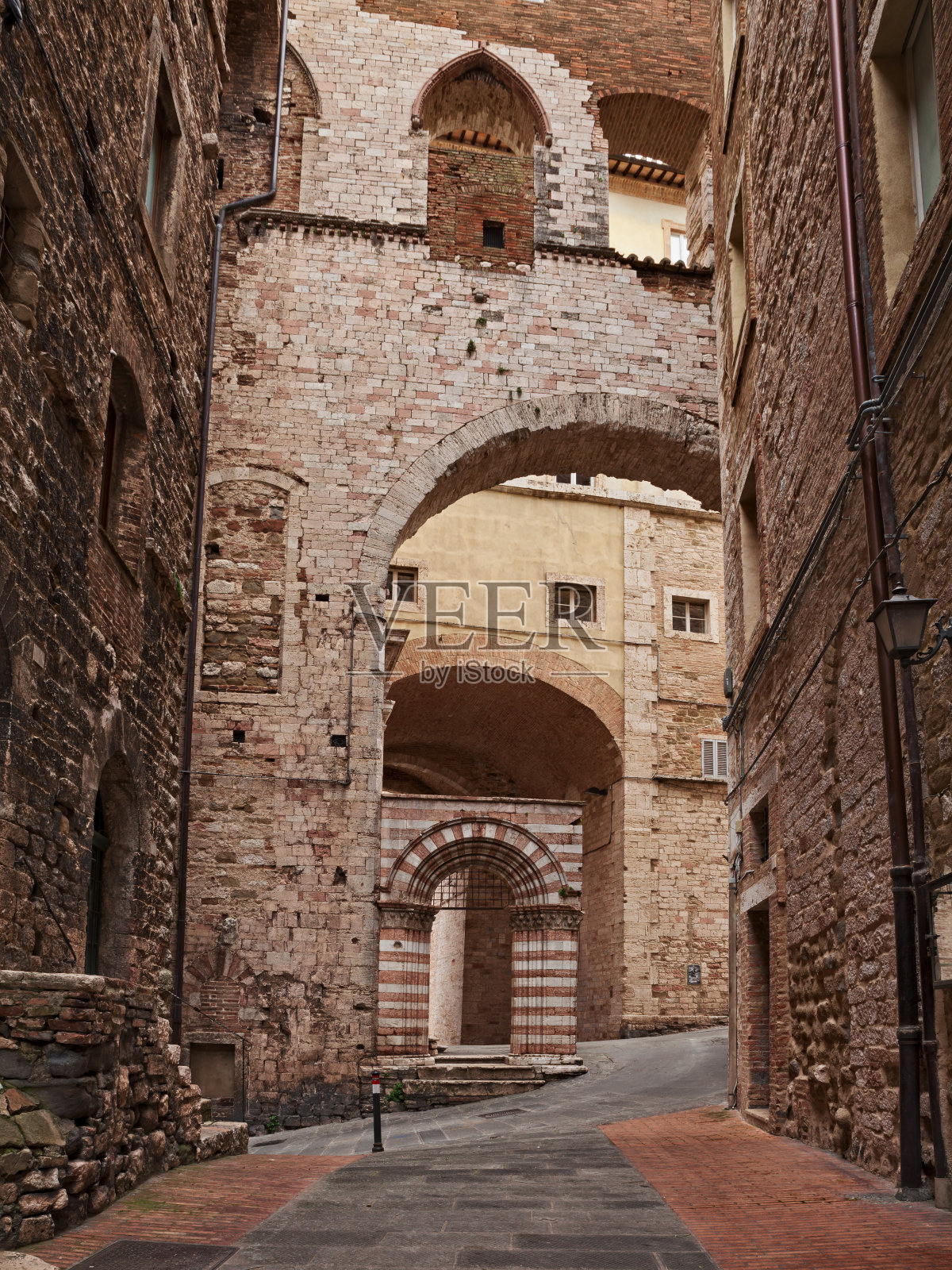 意大利翁布里亚佩鲁贾:俯瞰 Via Maestà delle Volte 的古老小巷照片摄影图片