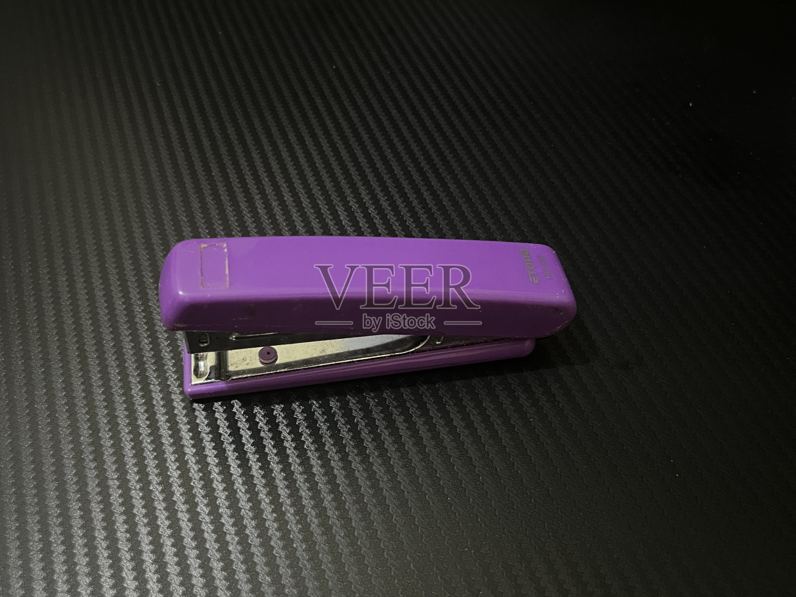 无肩带的放在桌上照片摄影图片