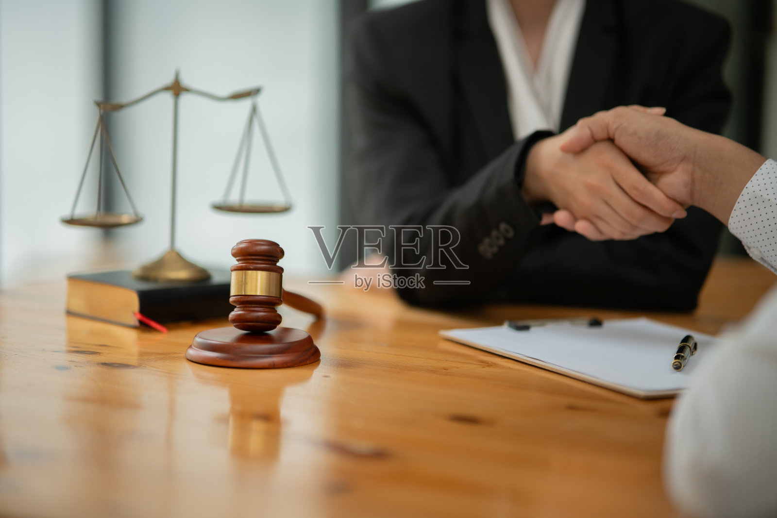 法律律师工作并与客户讨论法律问题。照片摄影图片