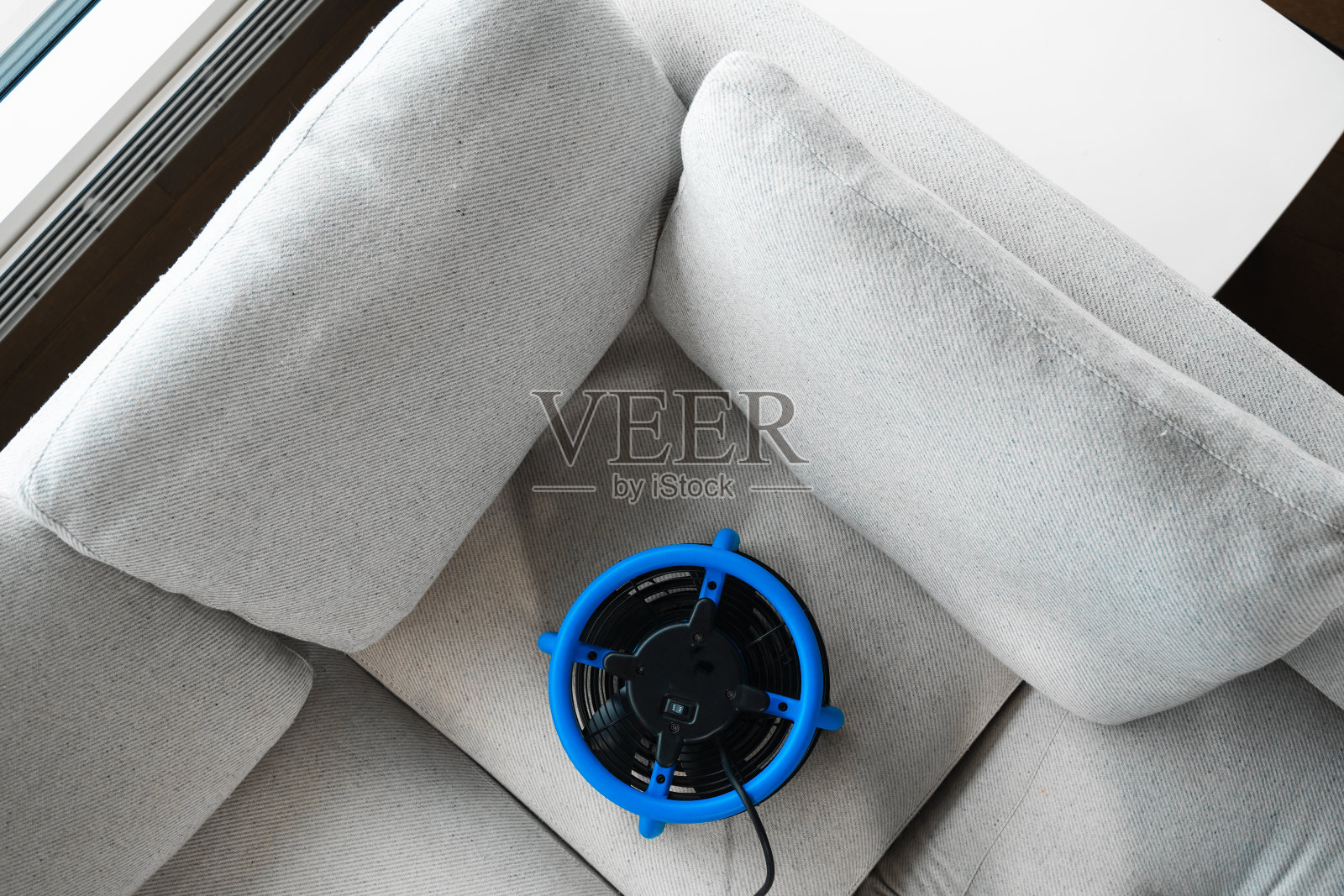 床垫烘干机。床垫烘干机清洁家具。干洗服务,以保持房屋清洁。照片摄影图片