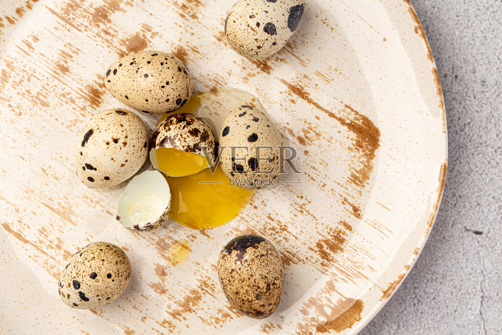 复活节鹌鹑蛋。春天背景配小复活节鹌鹑蛋。复古照片处理照片摄影图片