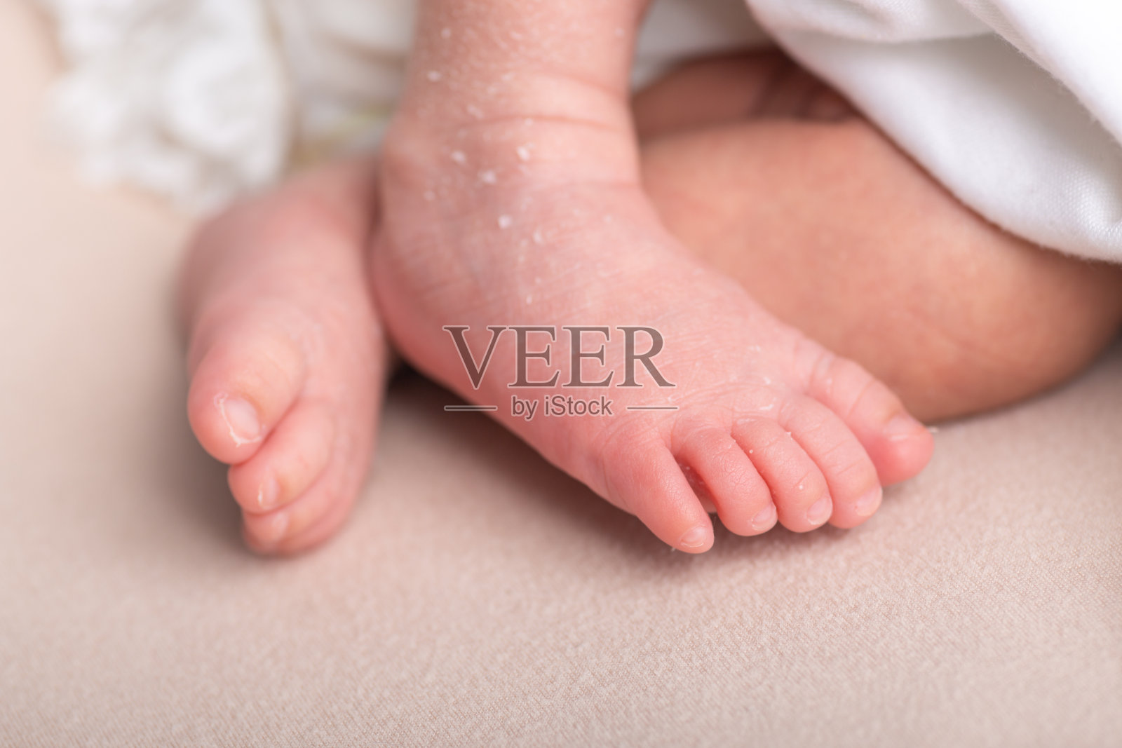 刚出生的小婴儿的脚,脚趾和脚趾甲靠近照片摄影图片