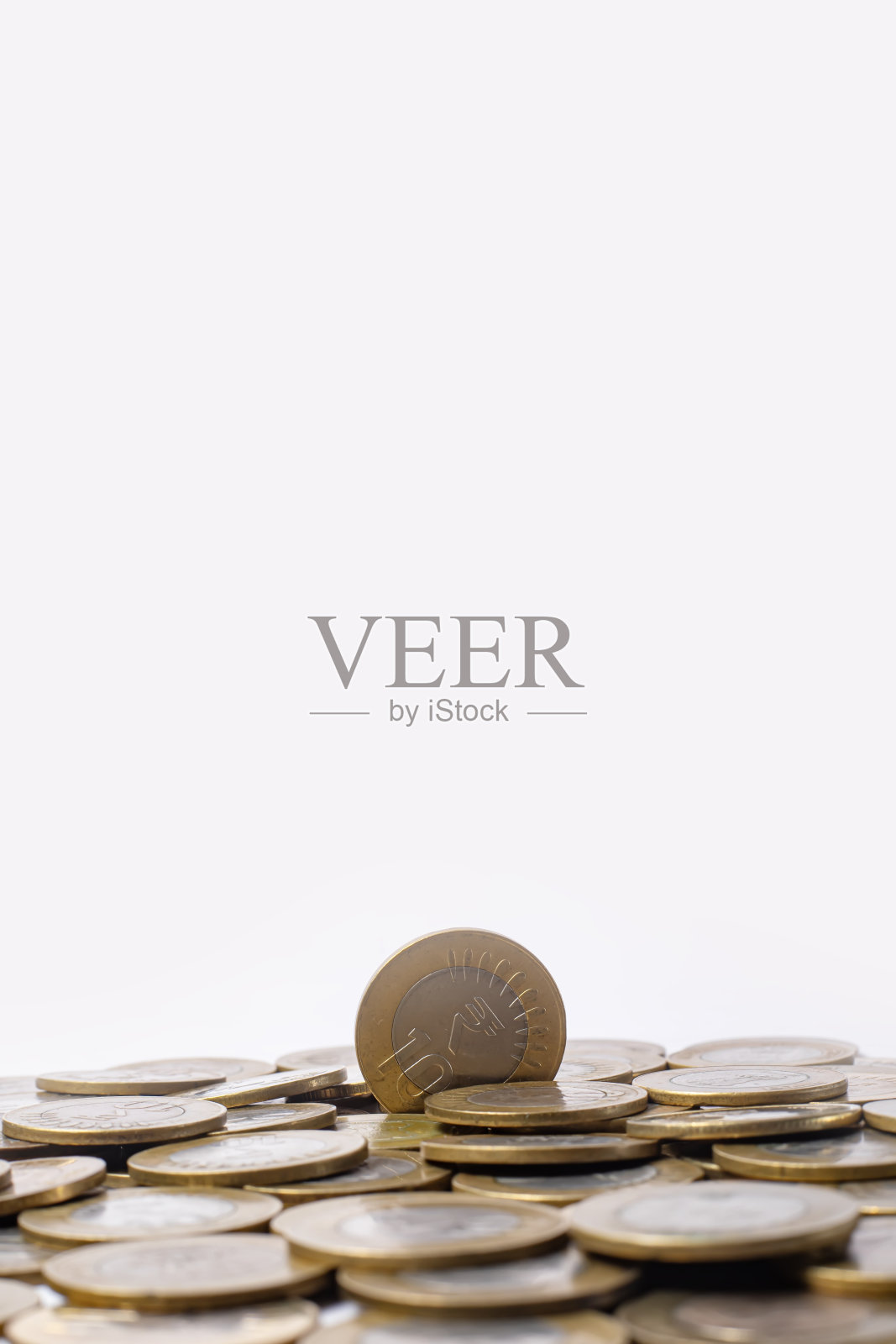 一堆硬币孤立在白色的背景与文字的复制空间。选择的重点照片摄影图片