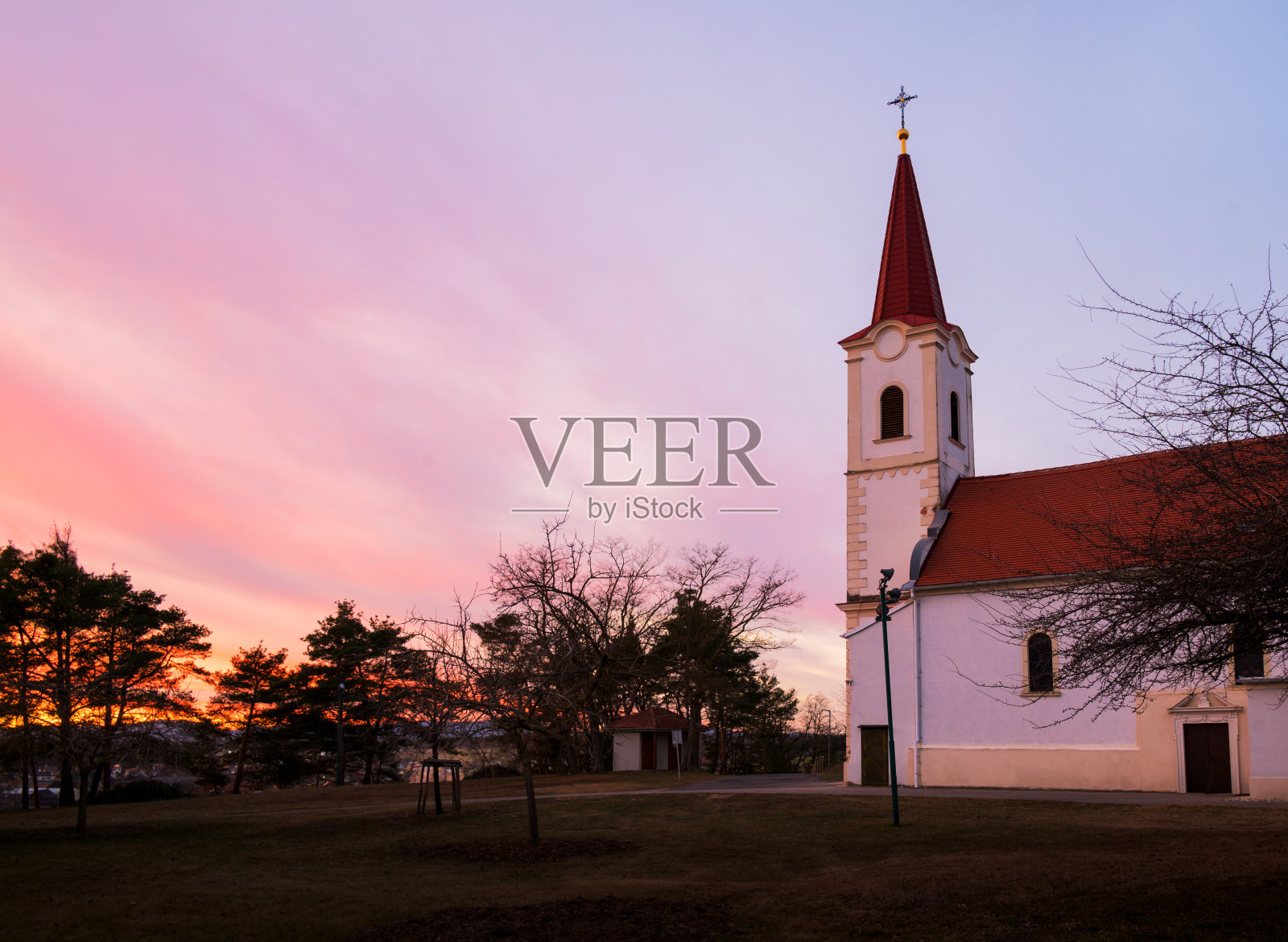 奥地利拉肯多夫村的教堂照片摄影图片