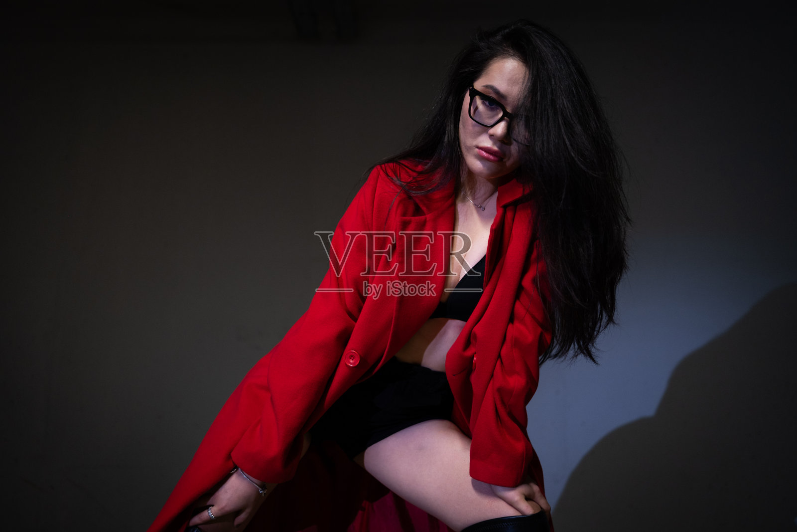 穿红大衣的年轻美女照片摄影图片