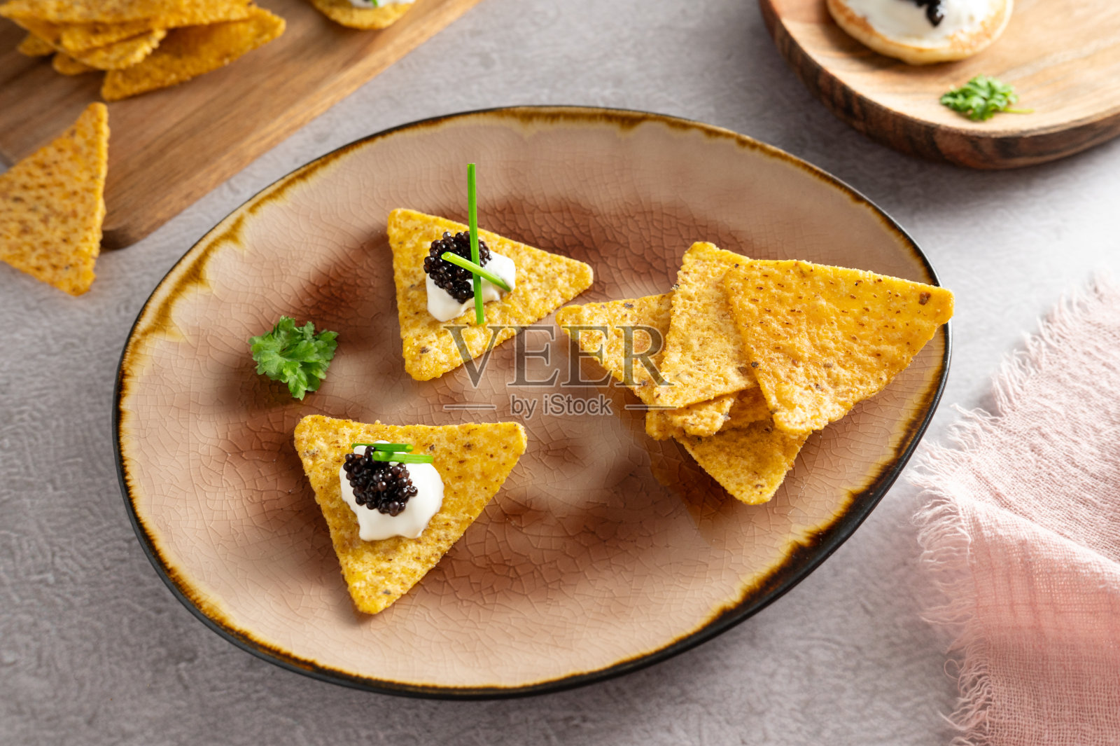 烤玉米片配黑鱼子酱和酸奶油。照片摄影图片