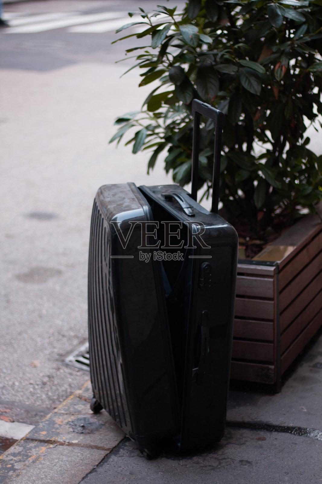 一个被扔在街上的破手提箱照片摄影图片