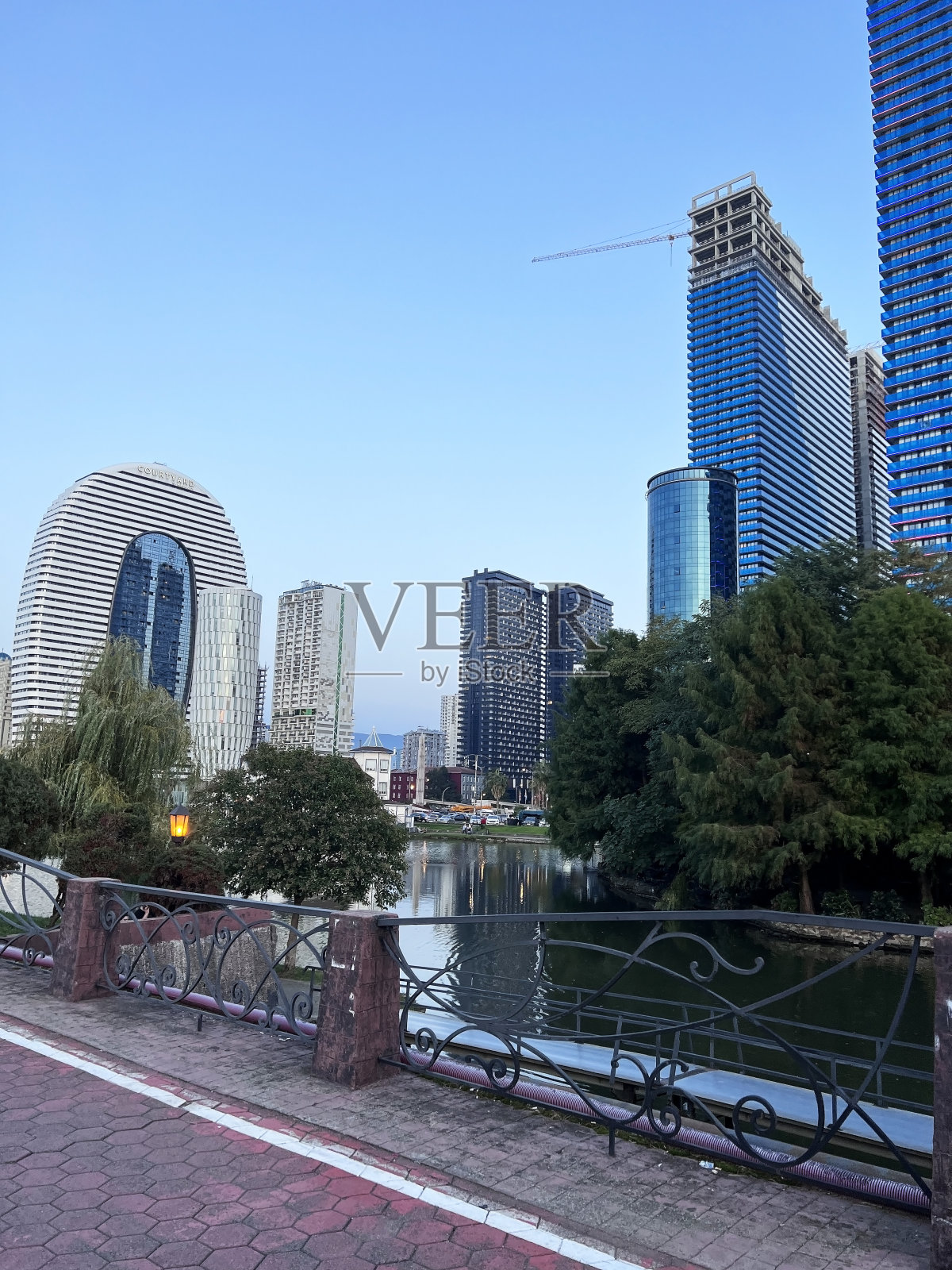 格鲁吉亚巴统大厦上的落日红光,全景照片摄影图片