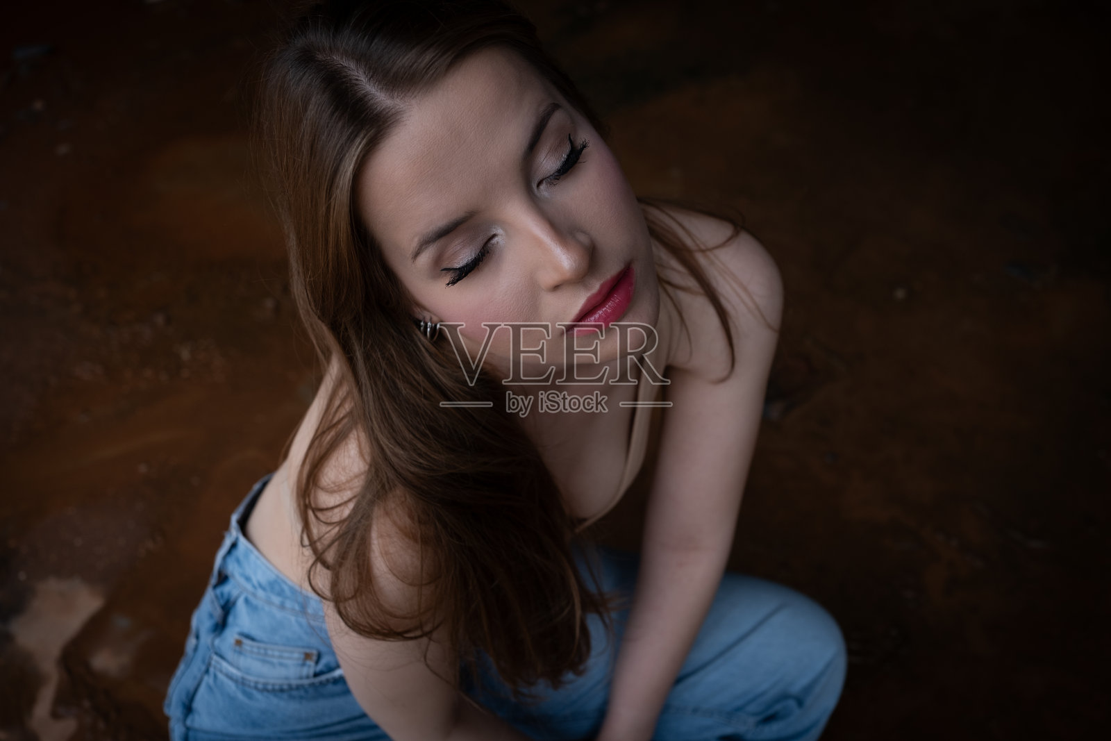 年轻的黑发女子肖像照片摄影图片