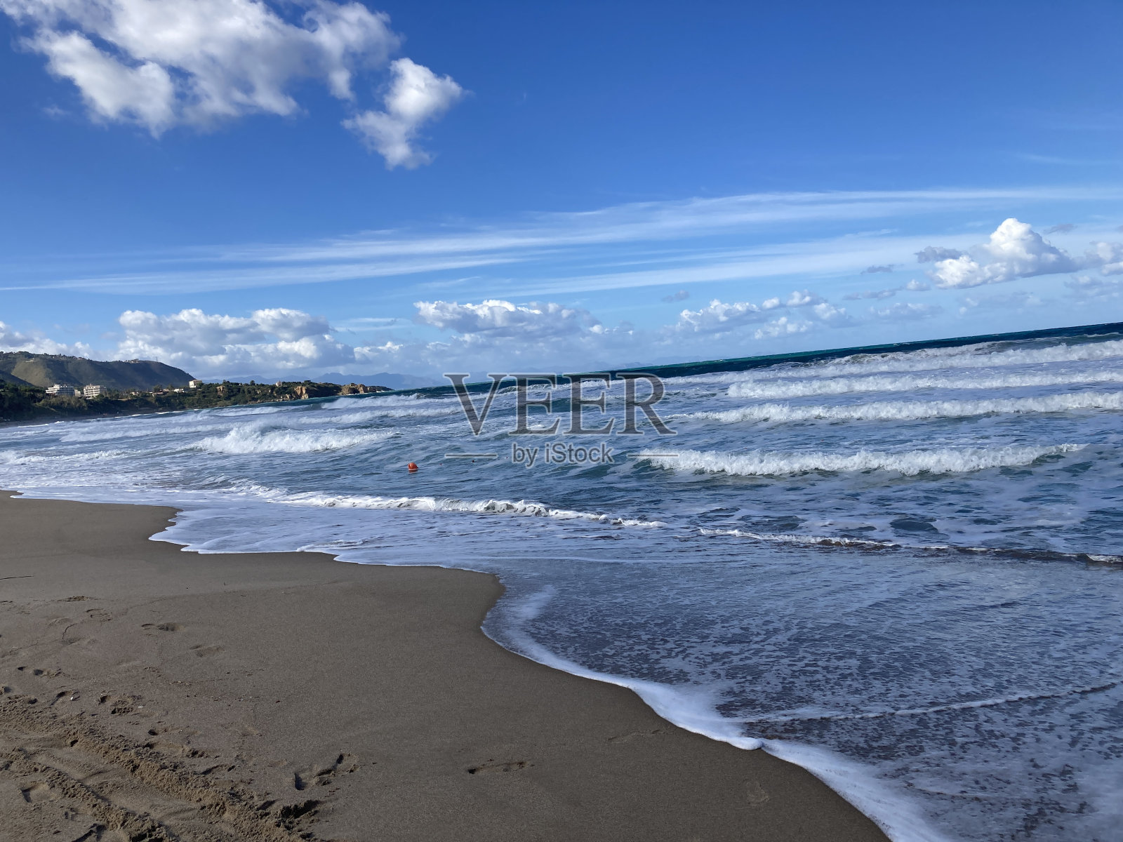 蓝天云和波浪西西里岛,奥兰多岬,伊索莱,意大利照片摄影图片