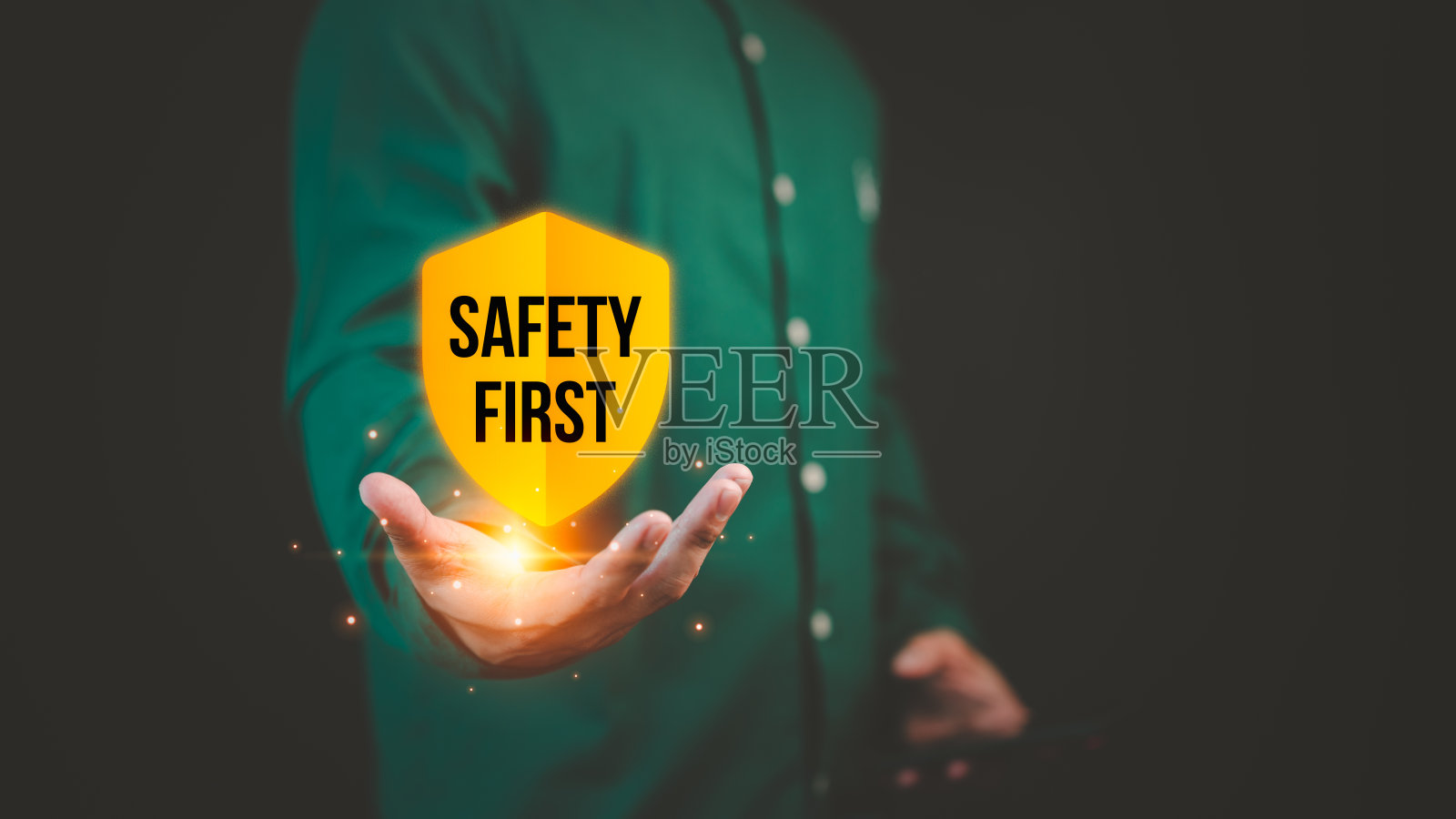 环境工程师展示手上的安全标志。工作场所危害观念,危害监测,安全第一标志,工作零事故,工人安全工作意识。照片摄影图片