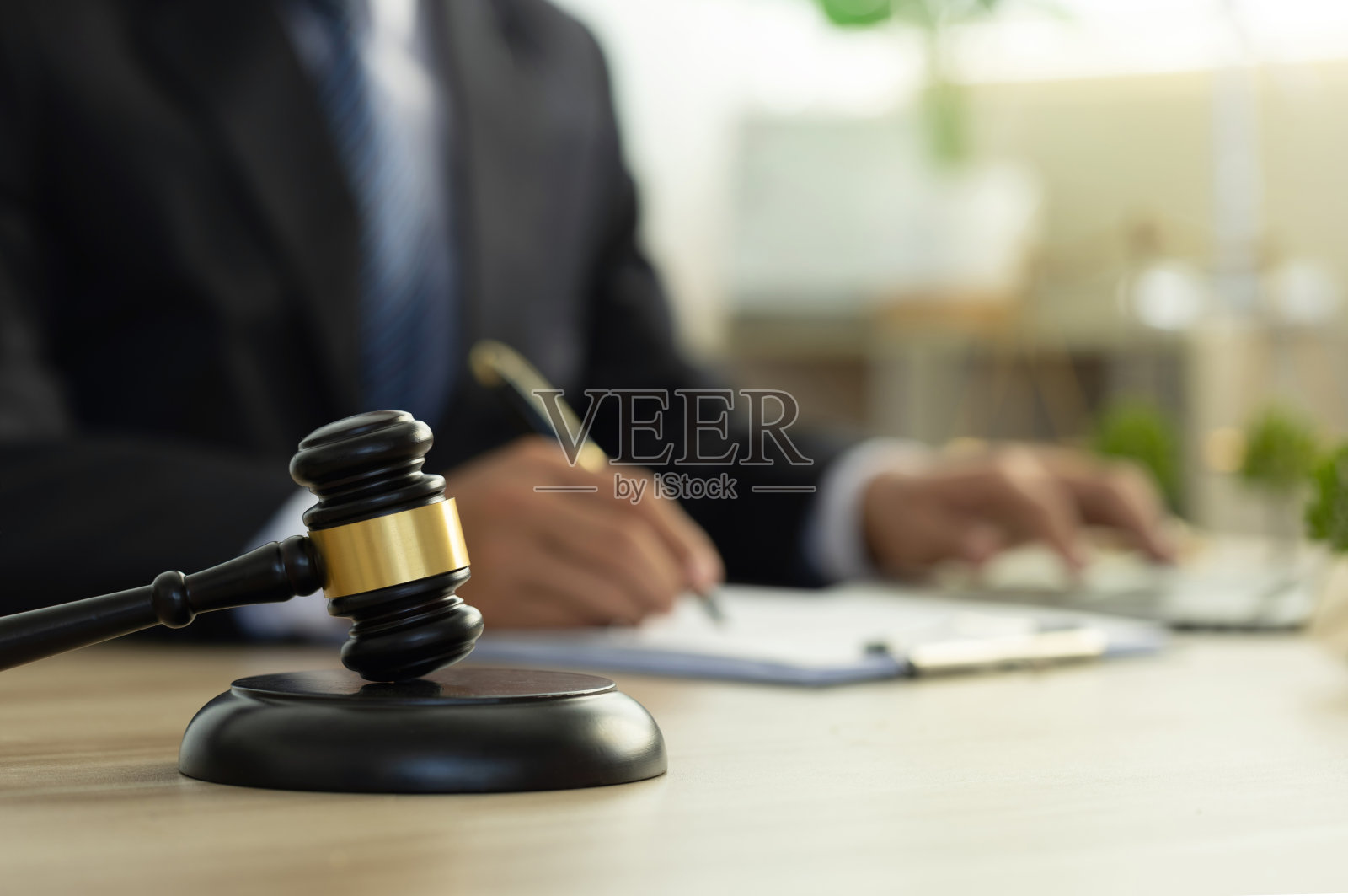 环境法律。立法者和律师签署了环境保护法和环境友好法草案。将地球从全球变暖中拯救出来的零监管。国际环境法。照片摄影图片