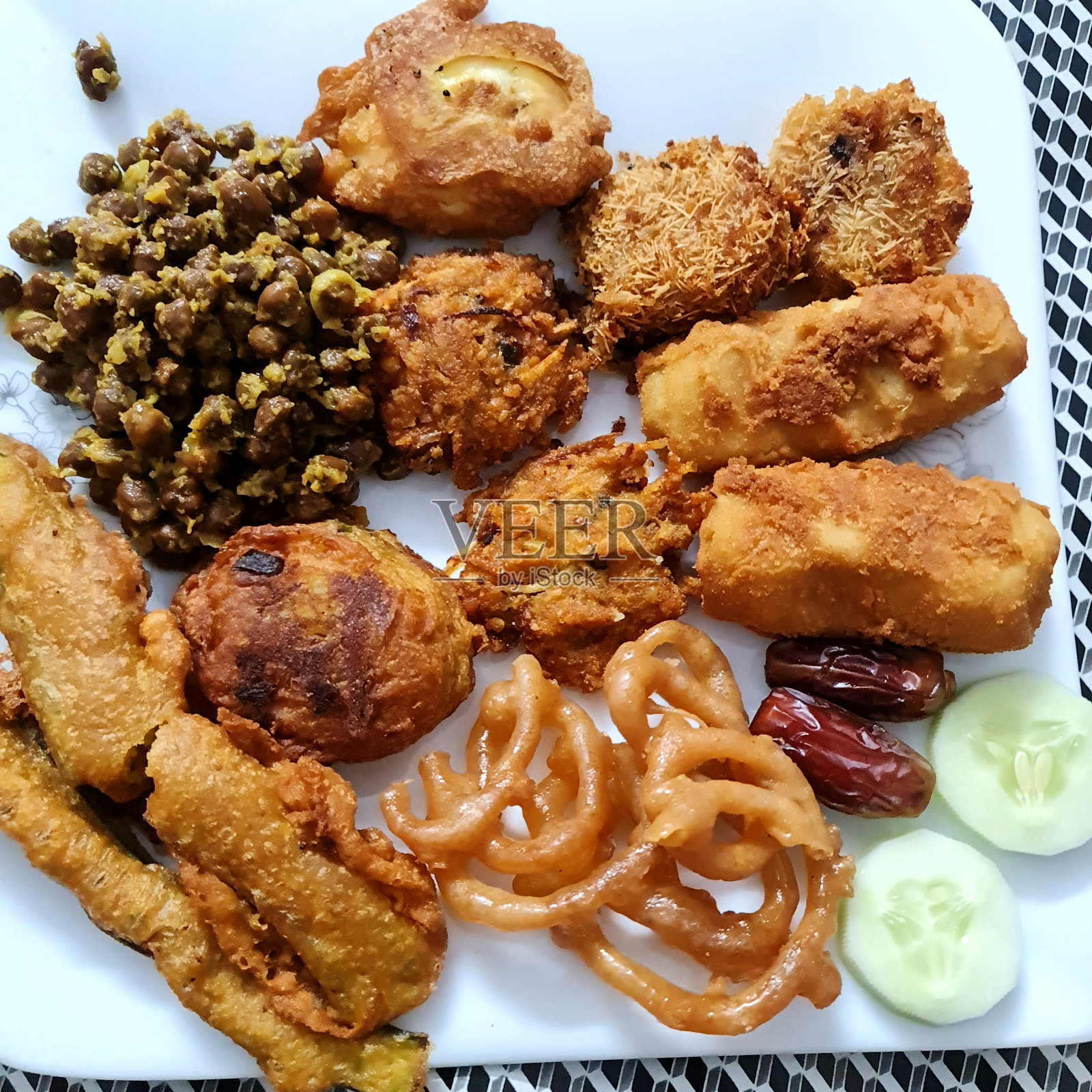 一个盘子里不同的开斋食物照片摄影图片