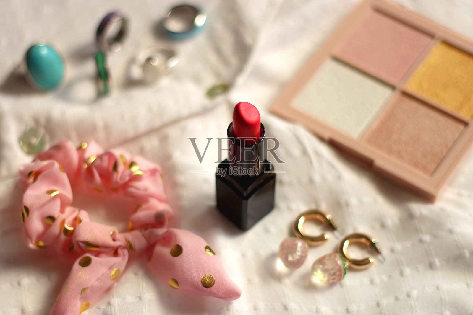 采购产品白衬衫,牛仔裙和彩色配件照片摄影图片