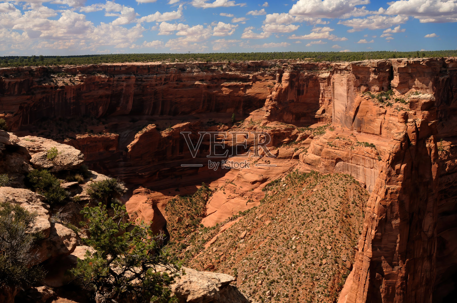 周围的山,悬崖和山谷峡谷德切利亚利桑那州照片摄影图片