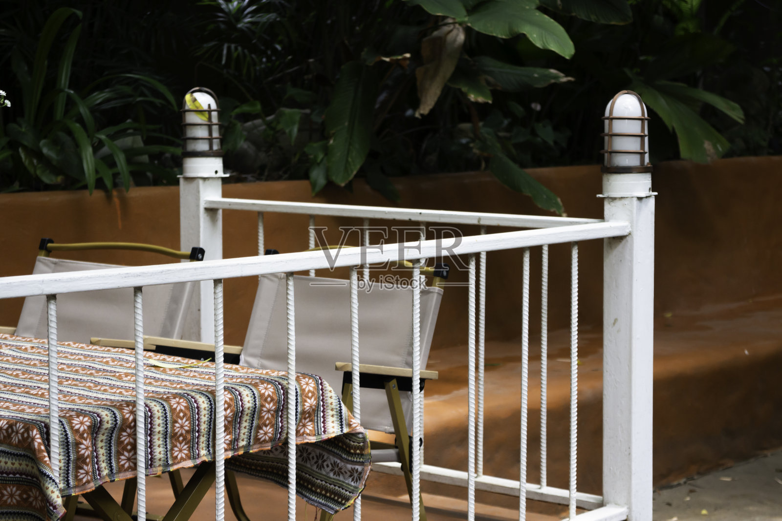 带桌椅的咖啡厅露台照片摄影图片