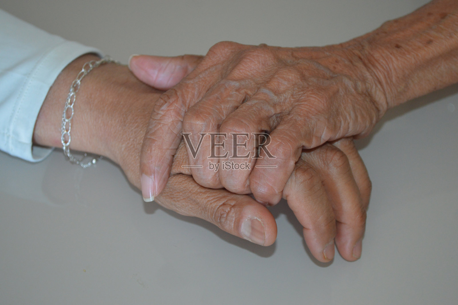 一位女士的手和一位老妇人的手照片摄影图片