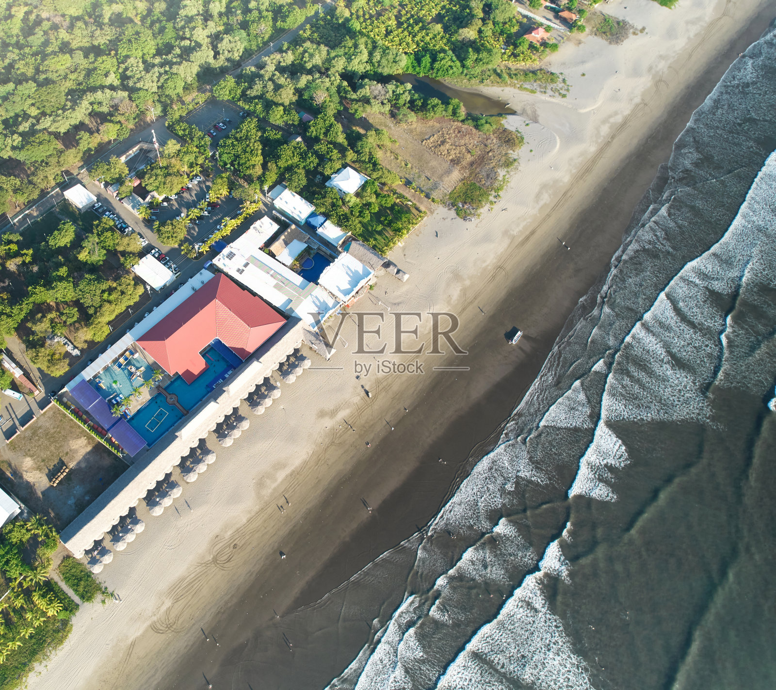 在海滩上有游泳池的酒店照片摄影图片