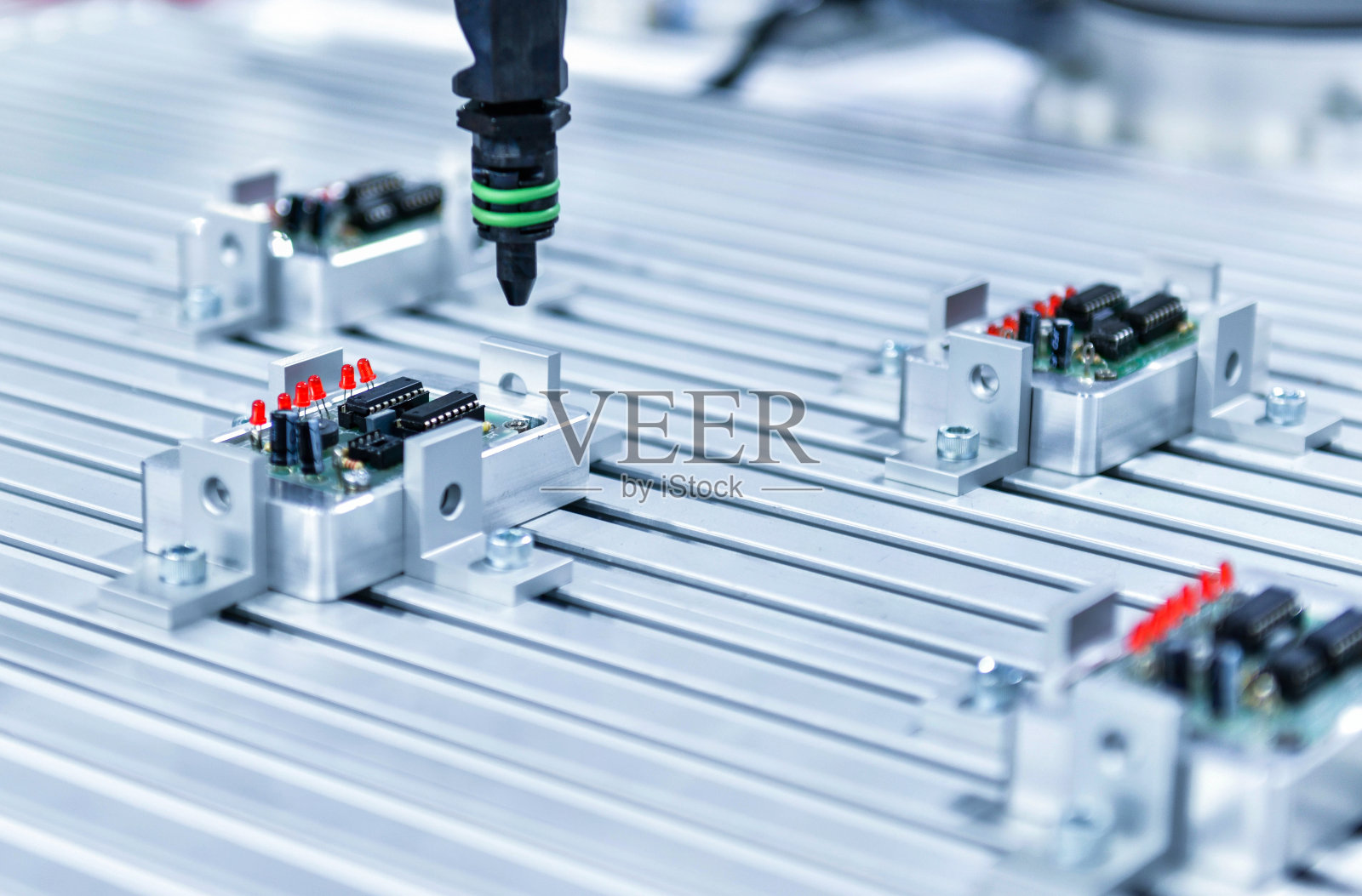 工厂生产线上电子线路板的自动旋紧技术照片摄影图片