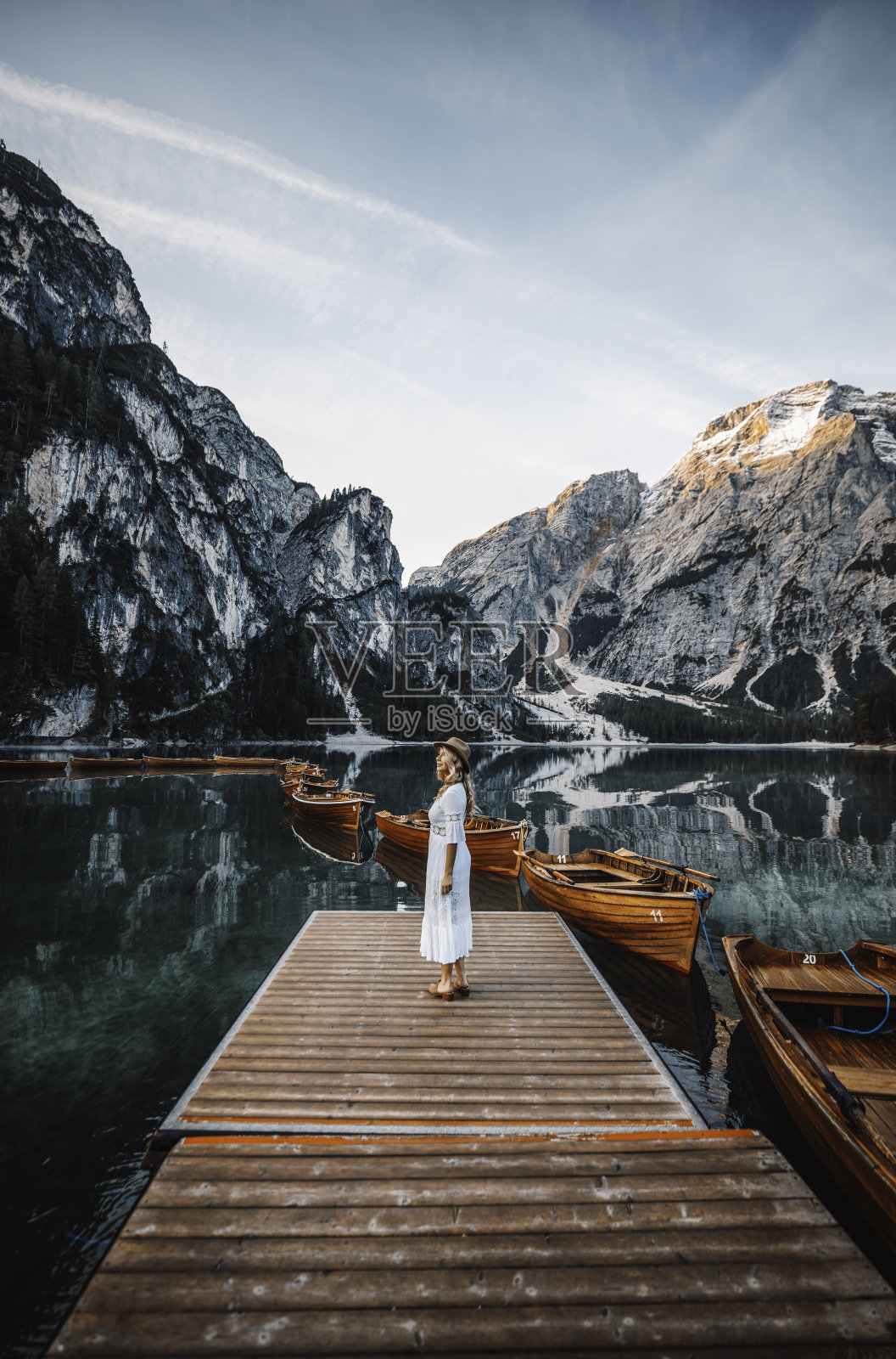 一名年轻女子在意大利多洛米蒂的布雷斯湖岸边享受大自然照片摄影图片