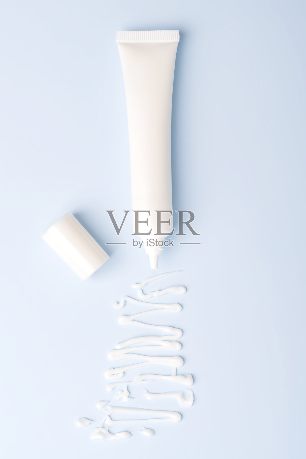 白色的眼霜和蓝色背景样品纹理的小管。外观纹理呈现照片摄影图片