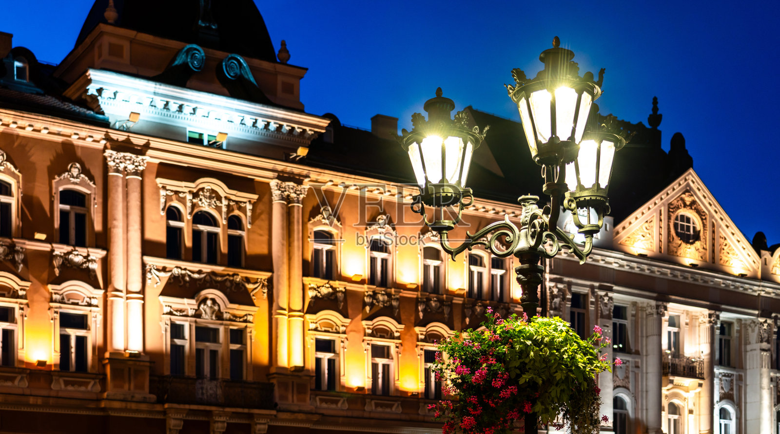 塞尔维亚诺维市中心的老式街灯照片摄影图片