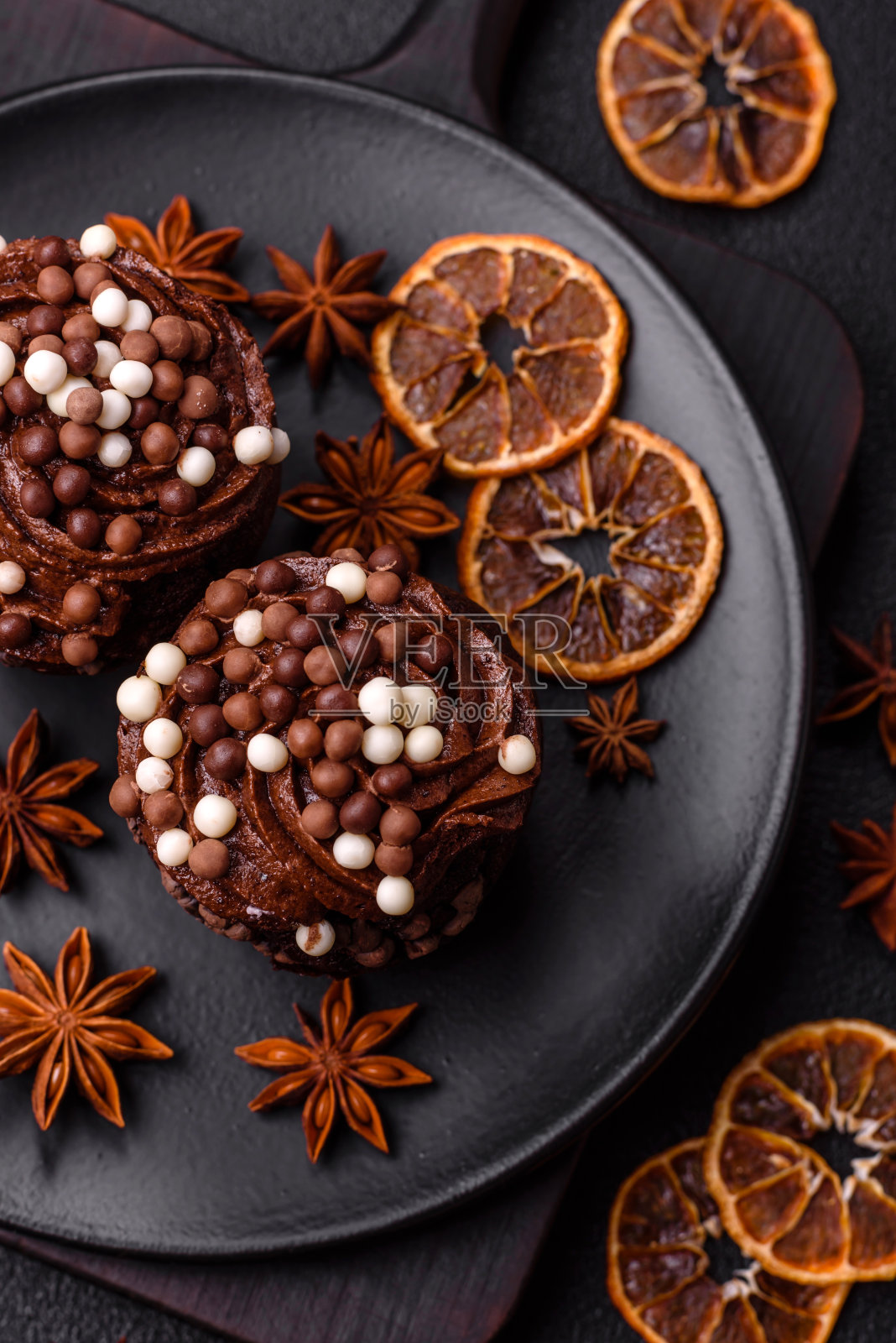 美味的新鲜松饼,内馅和巧克力涂层照片摄影图片