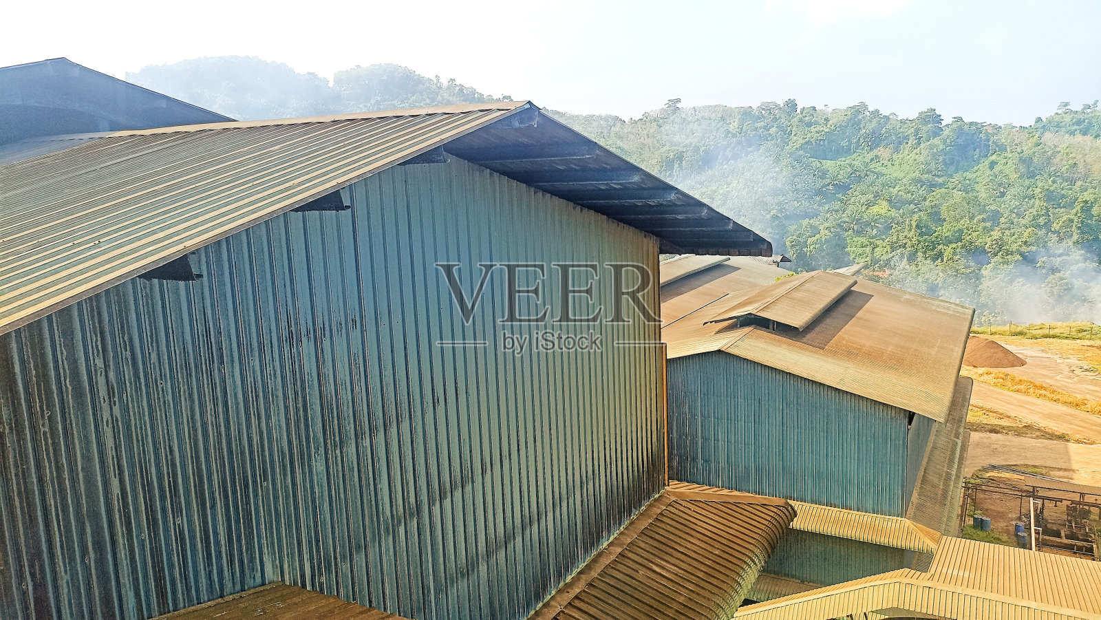 照片中的厂房被锌和铁覆盖照片摄影图片