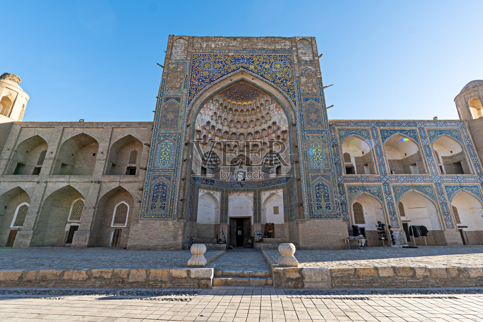 乌兹别克斯坦布哈拉的abdulaziz Khan Madrasah。乌兹别克斯坦的布哈拉老城。布哈拉的主要广场。照片摄影图片