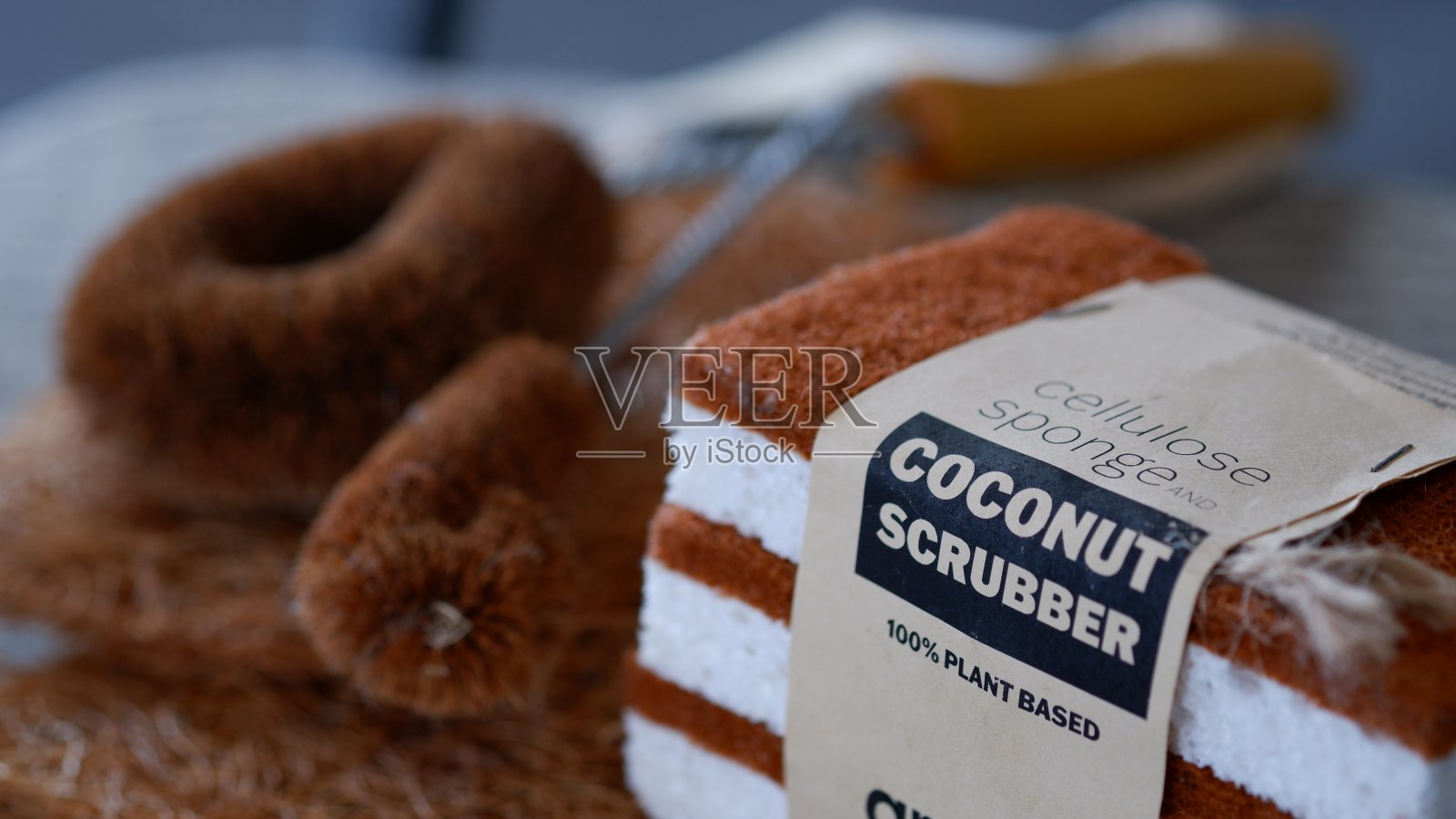 用椰子制成的刷子和洗涤器。照片摄影图片