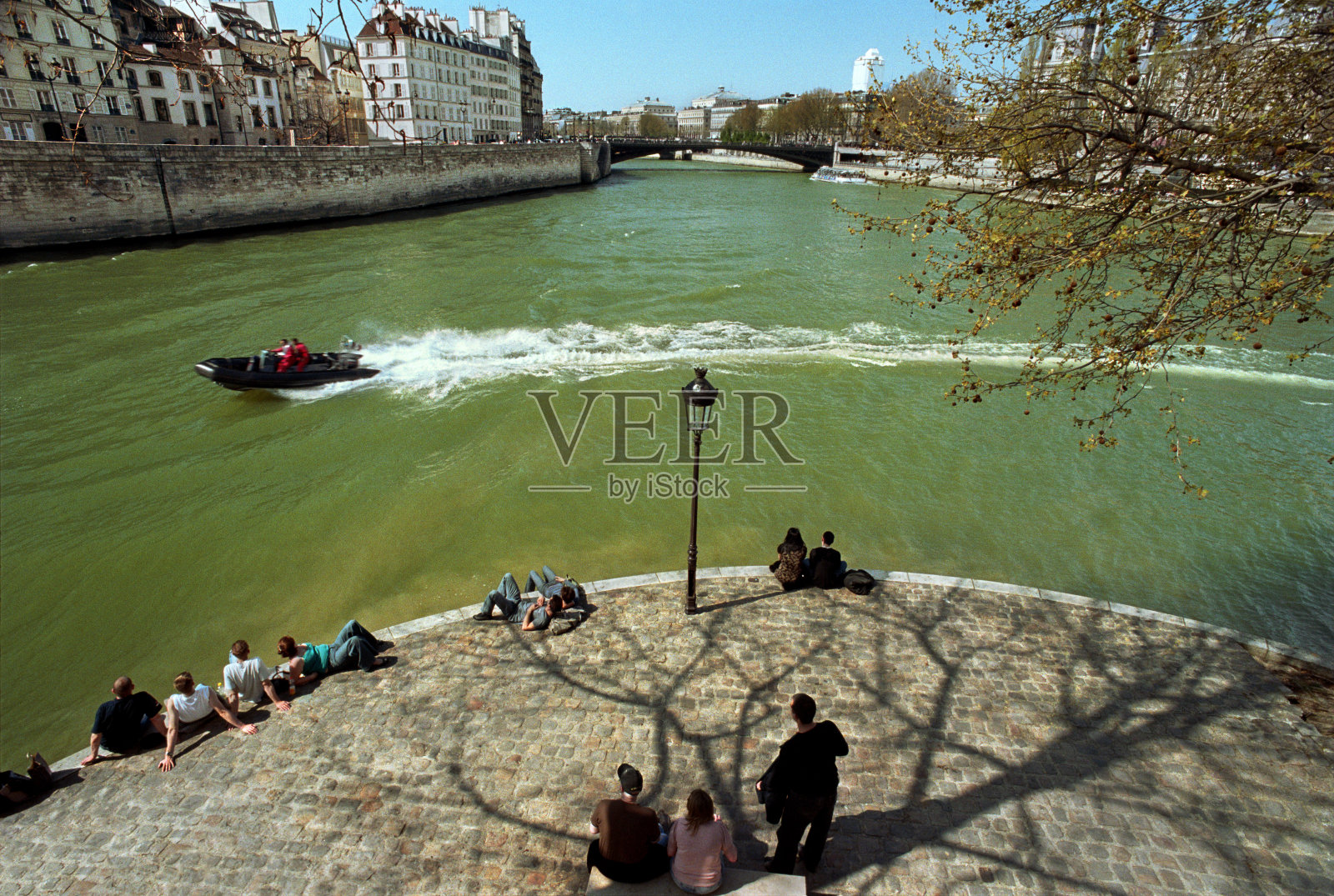 一艘快艇驶过<s:1>圣路易岛西端照片摄影图片