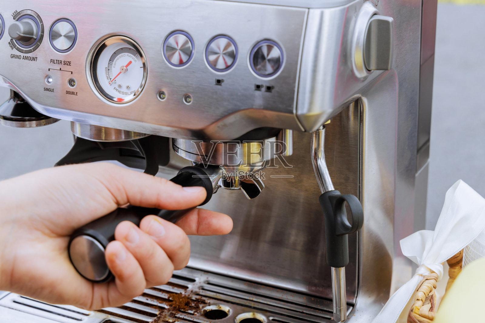 由专业人员在浓缩咖啡机中冲泡黑咖啡的过程照片摄影图片