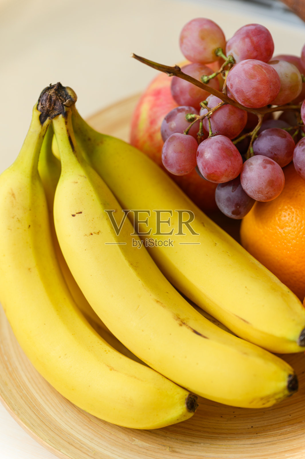 厨房桌子上的一盘水果。照片摄影图片